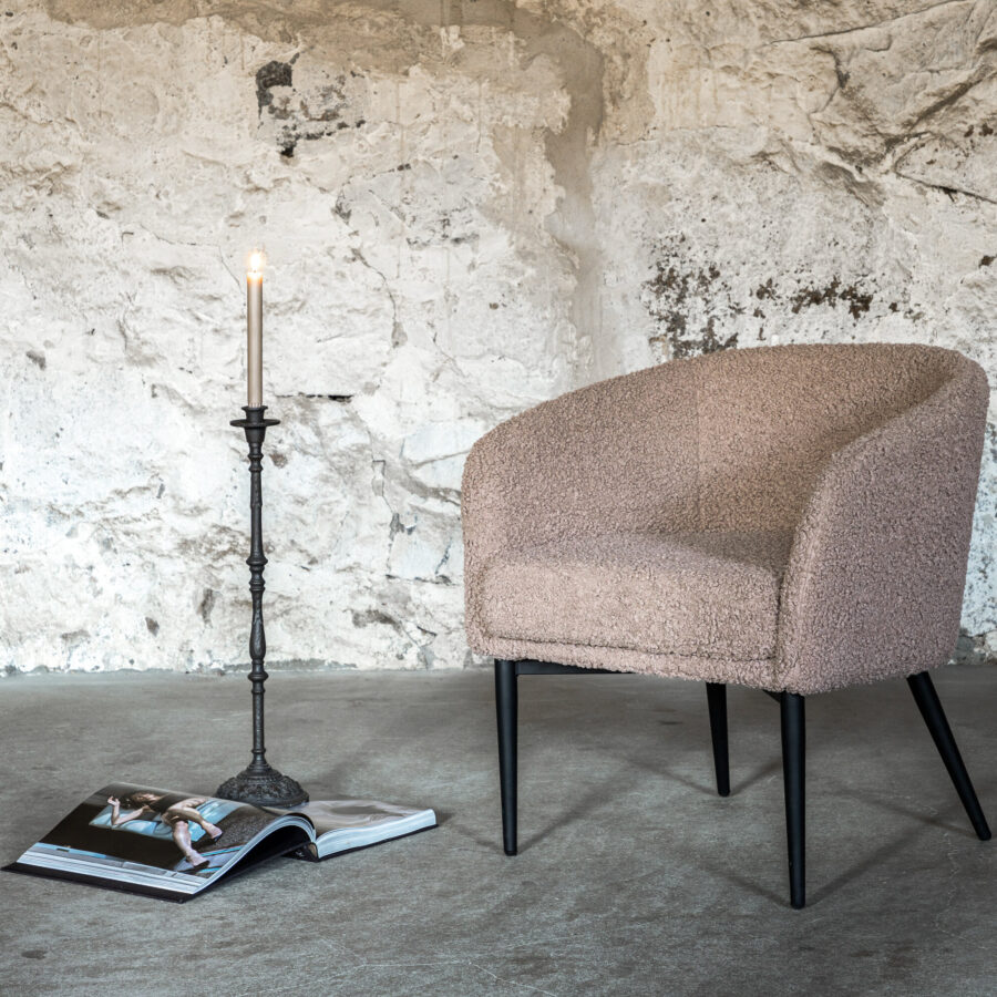 Fauteuil Fluffy - Tissu bouclé marron et pieds noirs