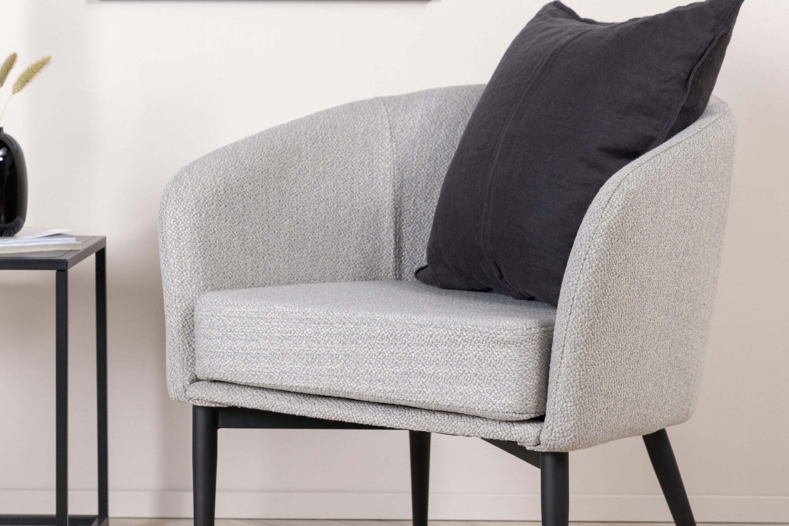 Fauteuil Fluffy - Tissu gris et pieds noirs – Image 2