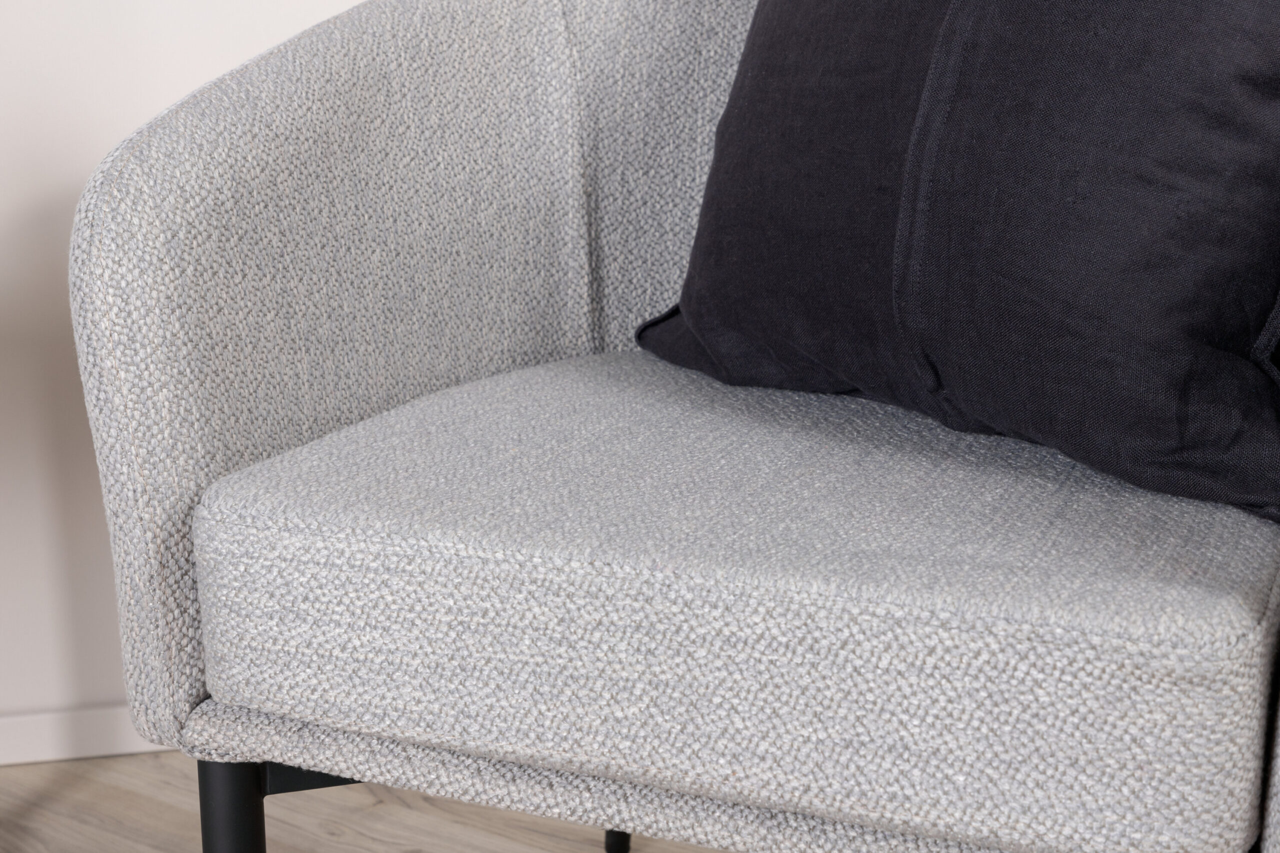 Fauteuil Fluffy - Tissu gris et pieds noirs – Image 4