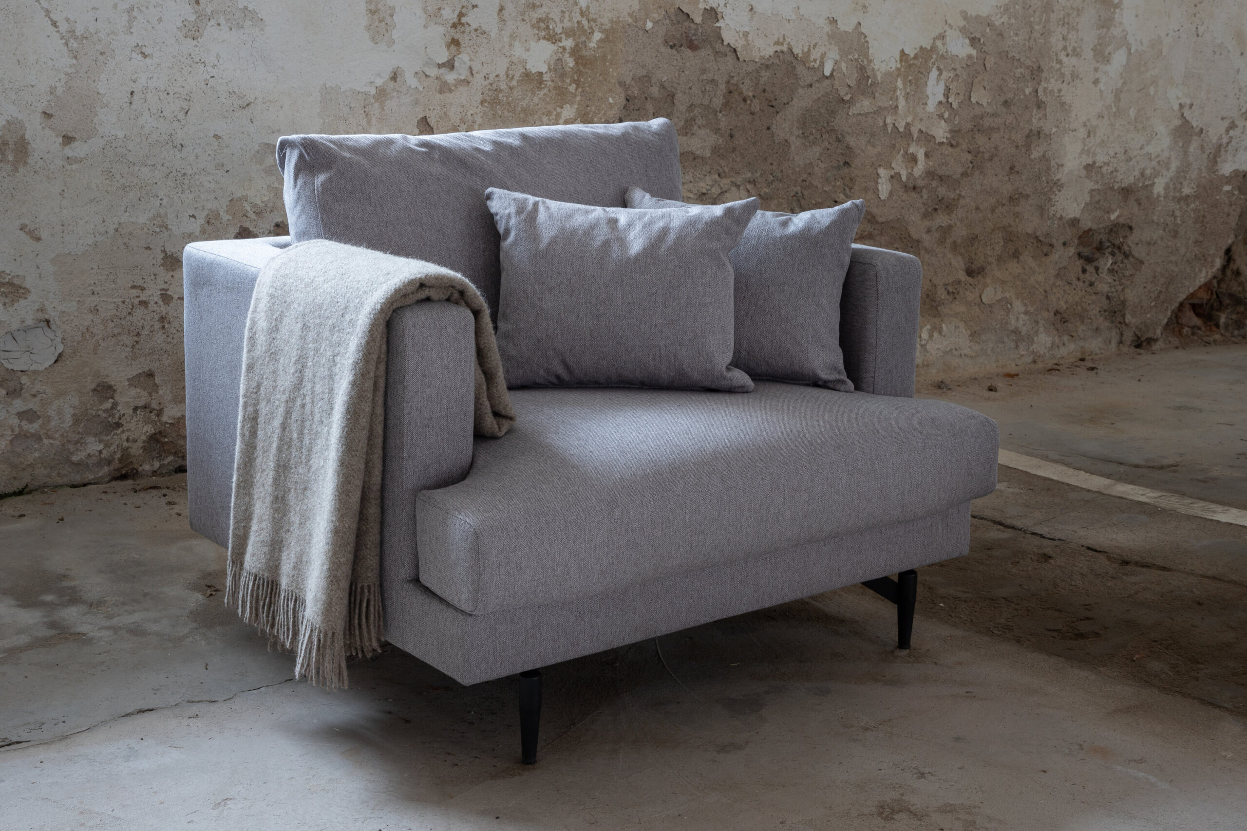 Fauteuil Sofia - Tissu gris et pieds noirs – Image 2