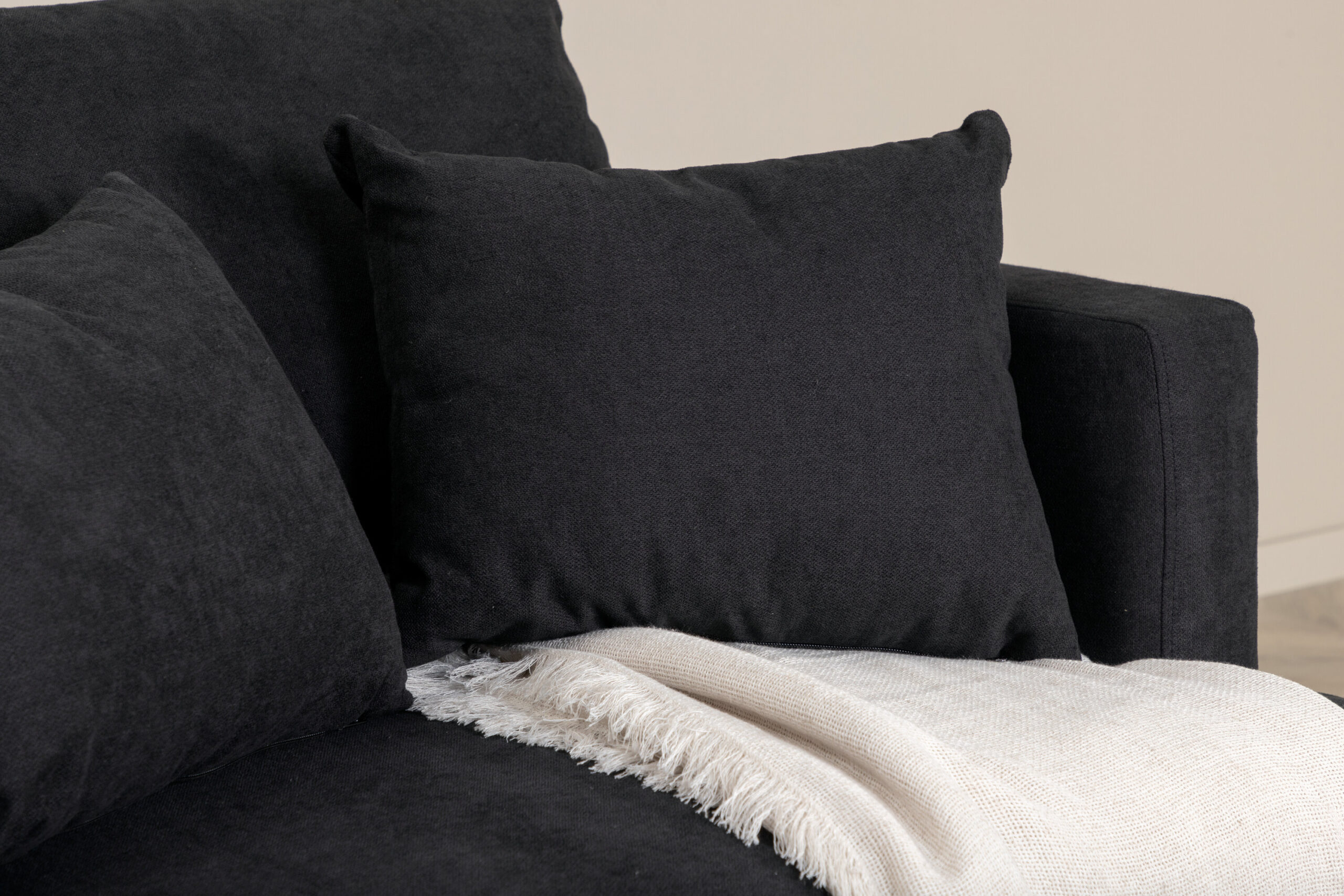 Fauteuil Sofia - Tissu noir et pieds noirs – Image 3