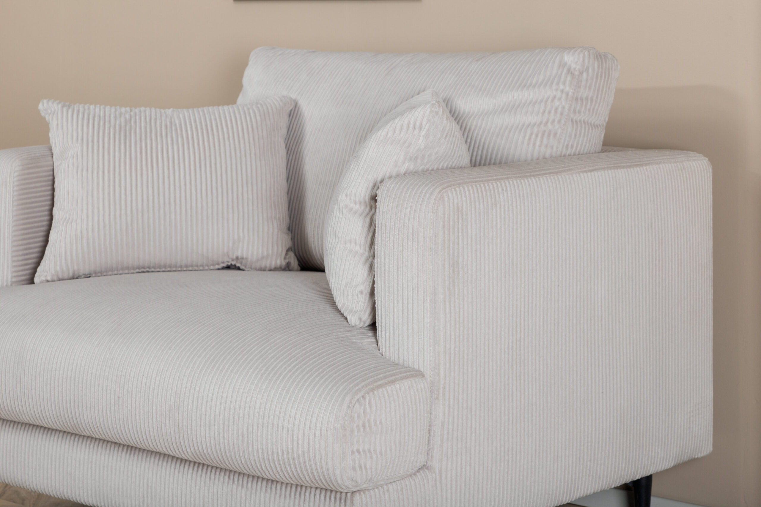 Fauteuil Sofia - Velours côtelé beige et pieds noirs – Image 2