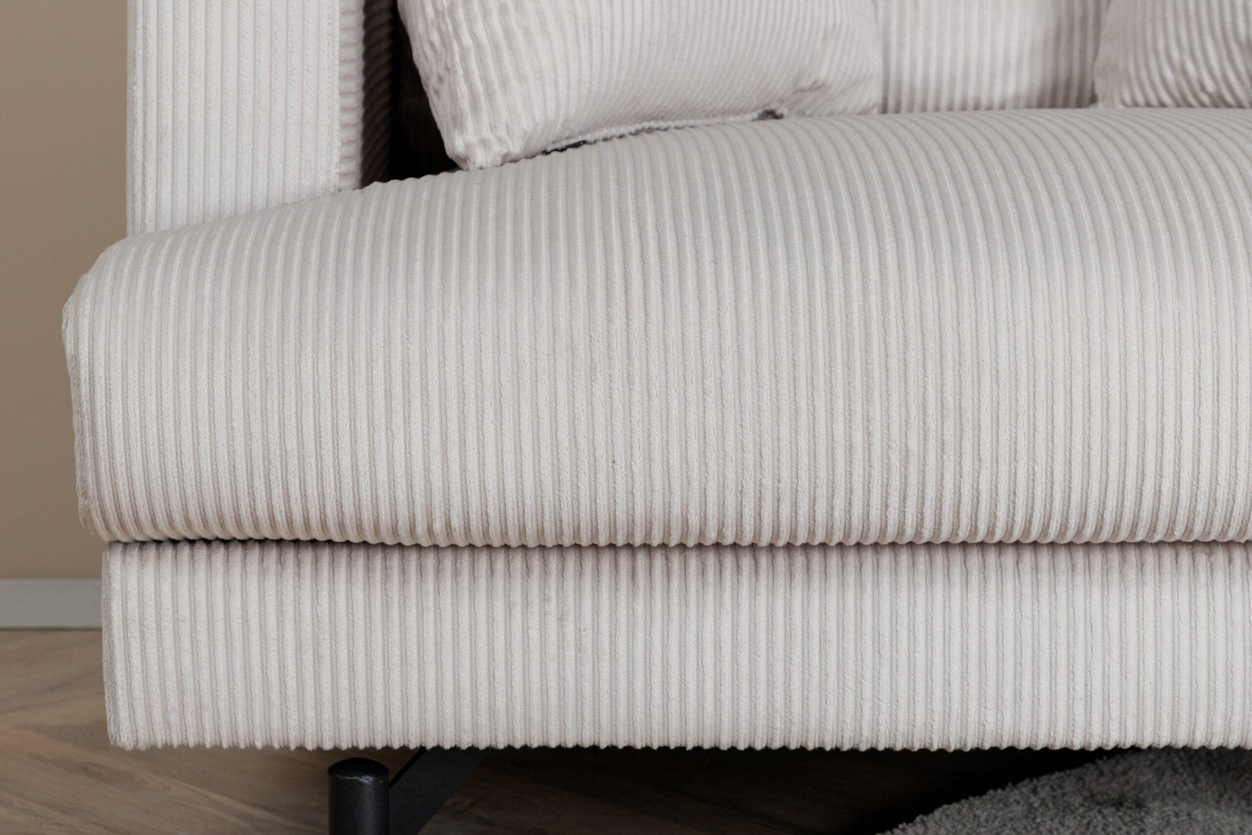 Fauteuil Sofia - Velours côtelé beige et pieds noirs – Image 5