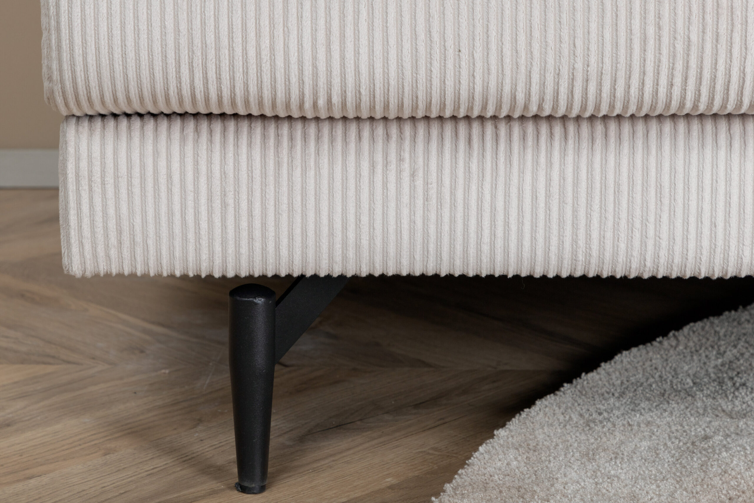 Fauteuil Sofia - Velours côtelé beige et pieds noirs – Image 6