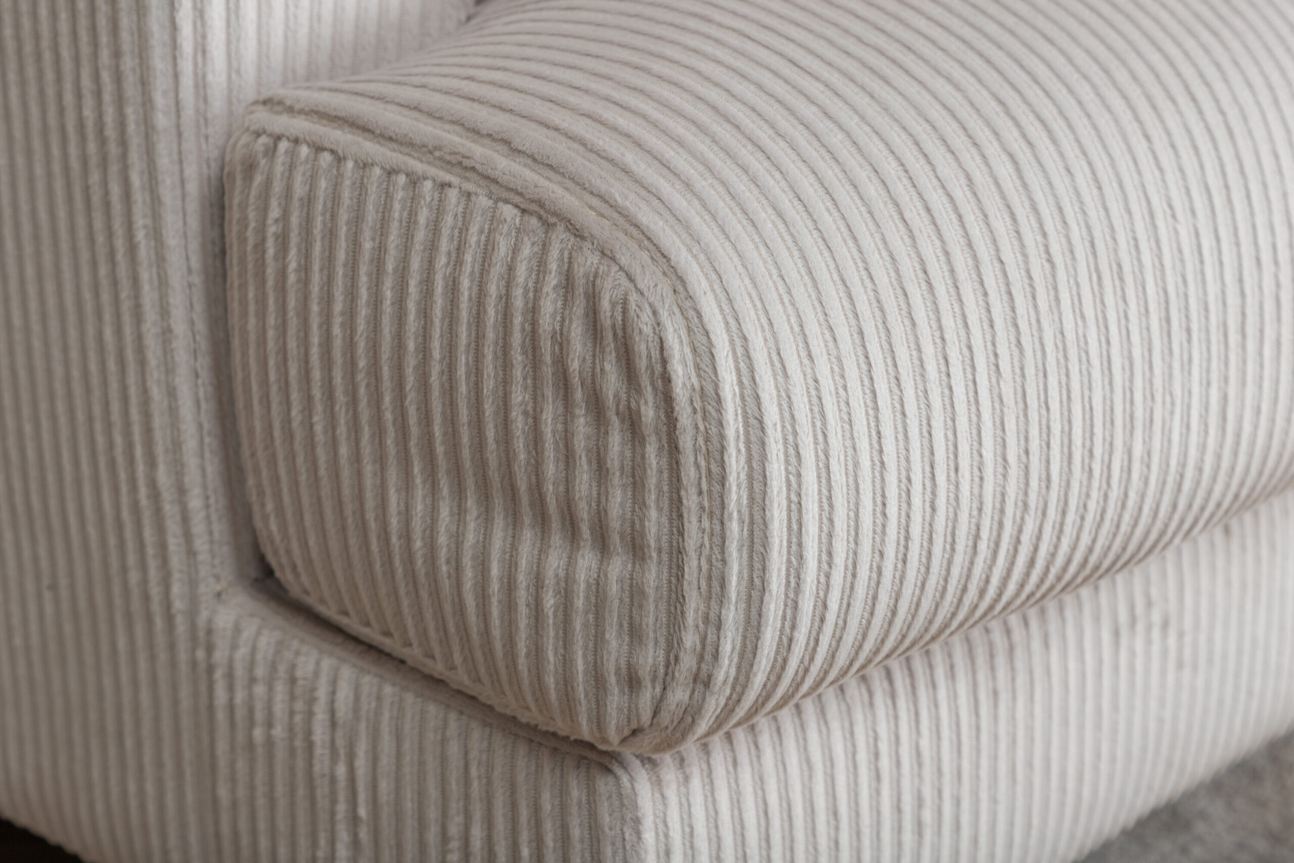 Fauteuil Sofia - Velours côtelé beige et pieds noirs – Image 7