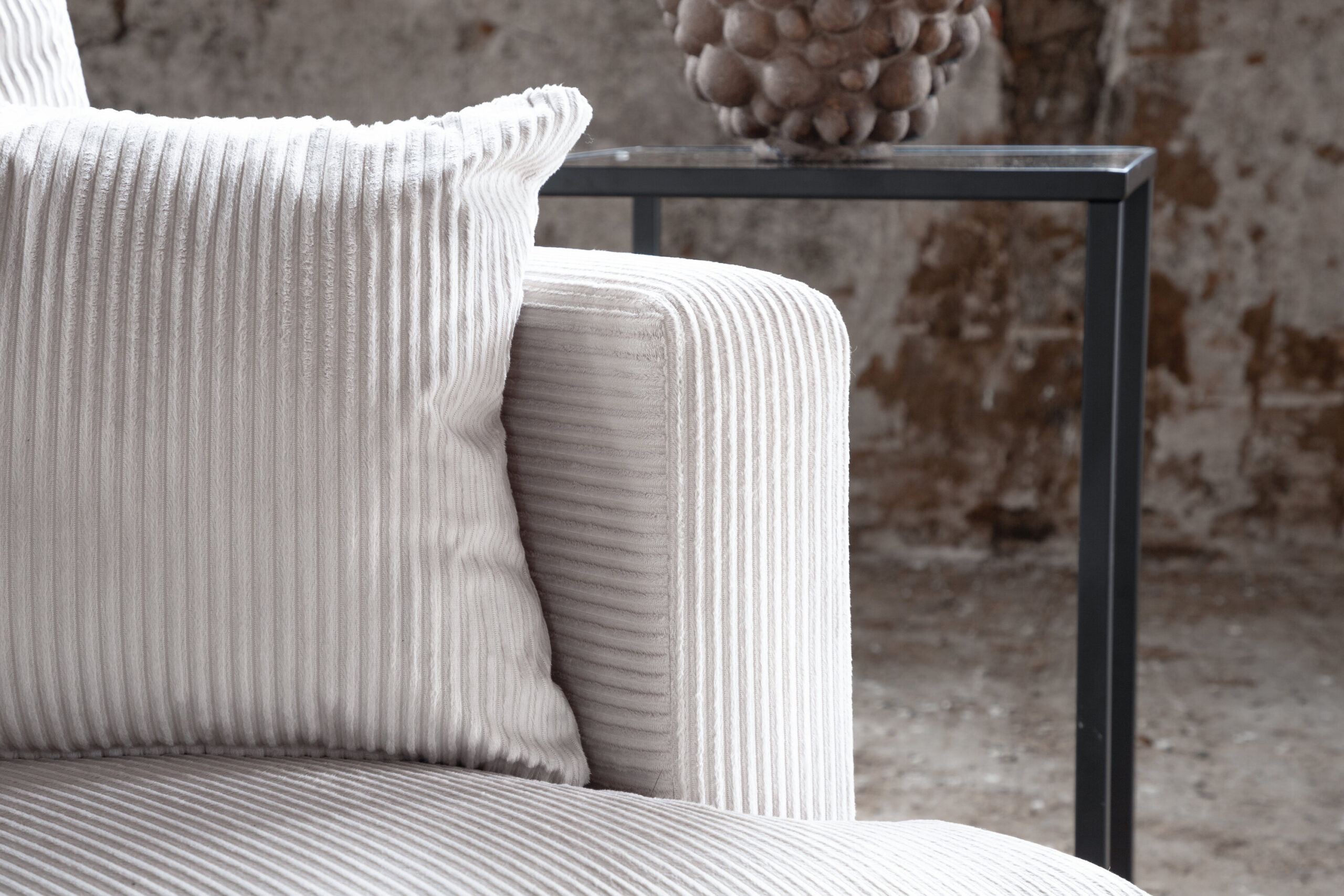 Fauteuil Sofia - Velours côtelé beige et pieds noirs – Image 10