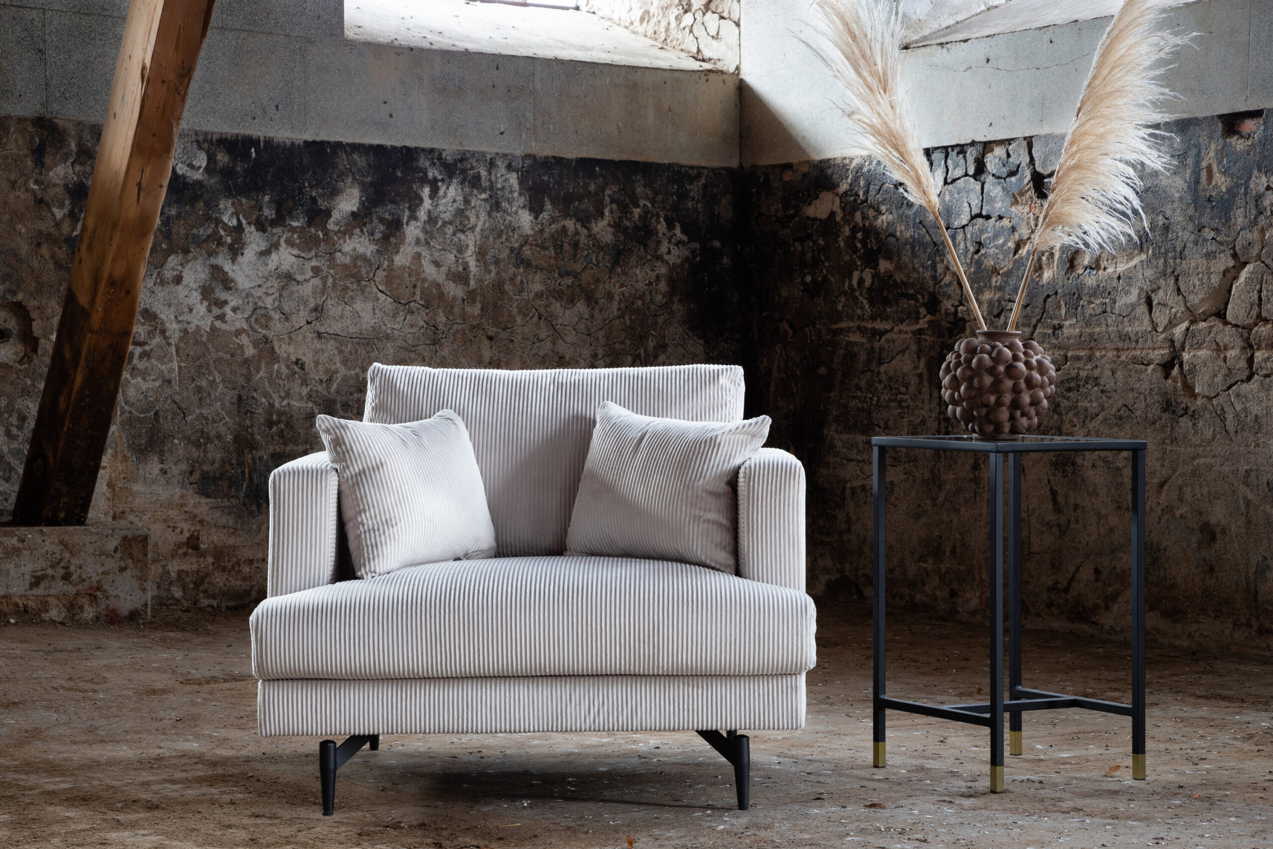 Fauteuil Sofia - Velours côtelé beige et pieds noirs – Image 11