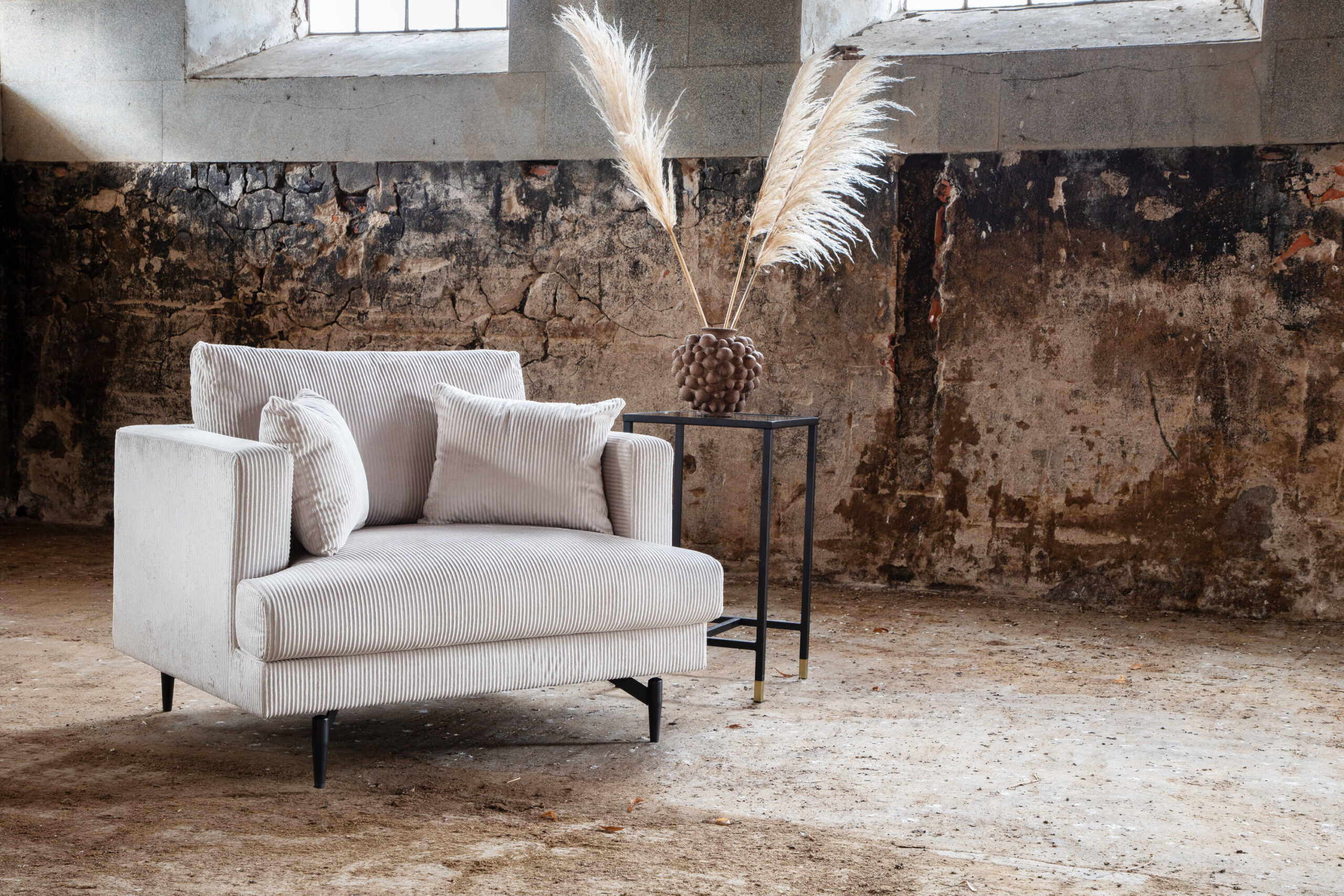 Fauteuil Sofia - Velours côtelé beige et pieds noirs – Image 9