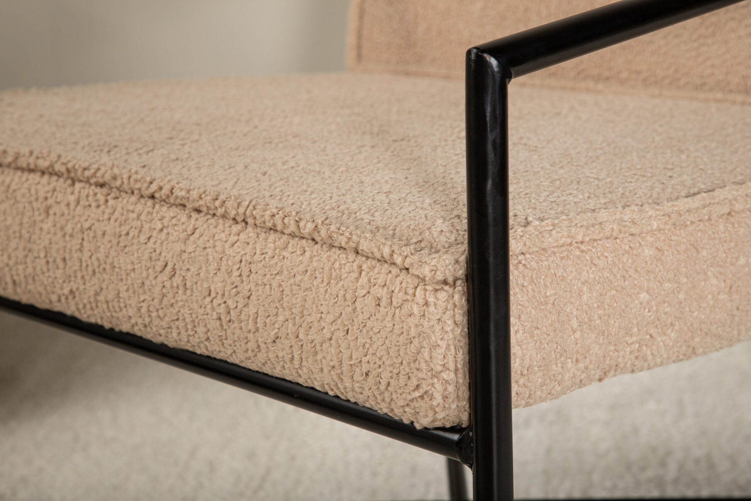 Fauteuil Rakel - Tissu bouclé beige et pieds noirs – Image 4