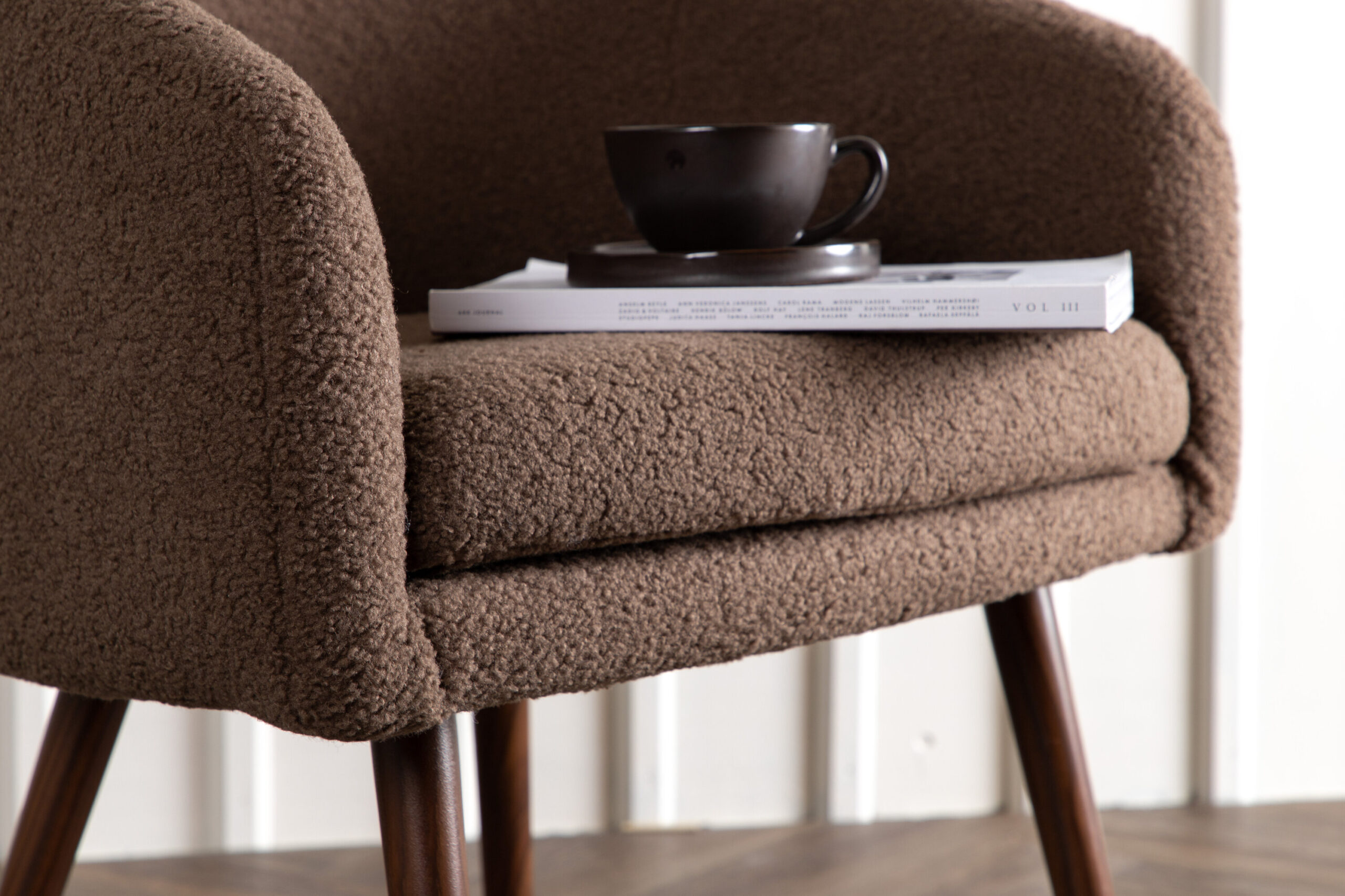 Fauteuil Wanda - Tissu en marron et structure effet noyer – Image 3