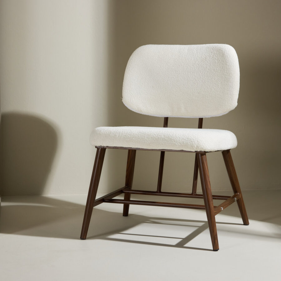 Fauteuil Midland – Tissu bouclé blanc et structure métal effet noyer
