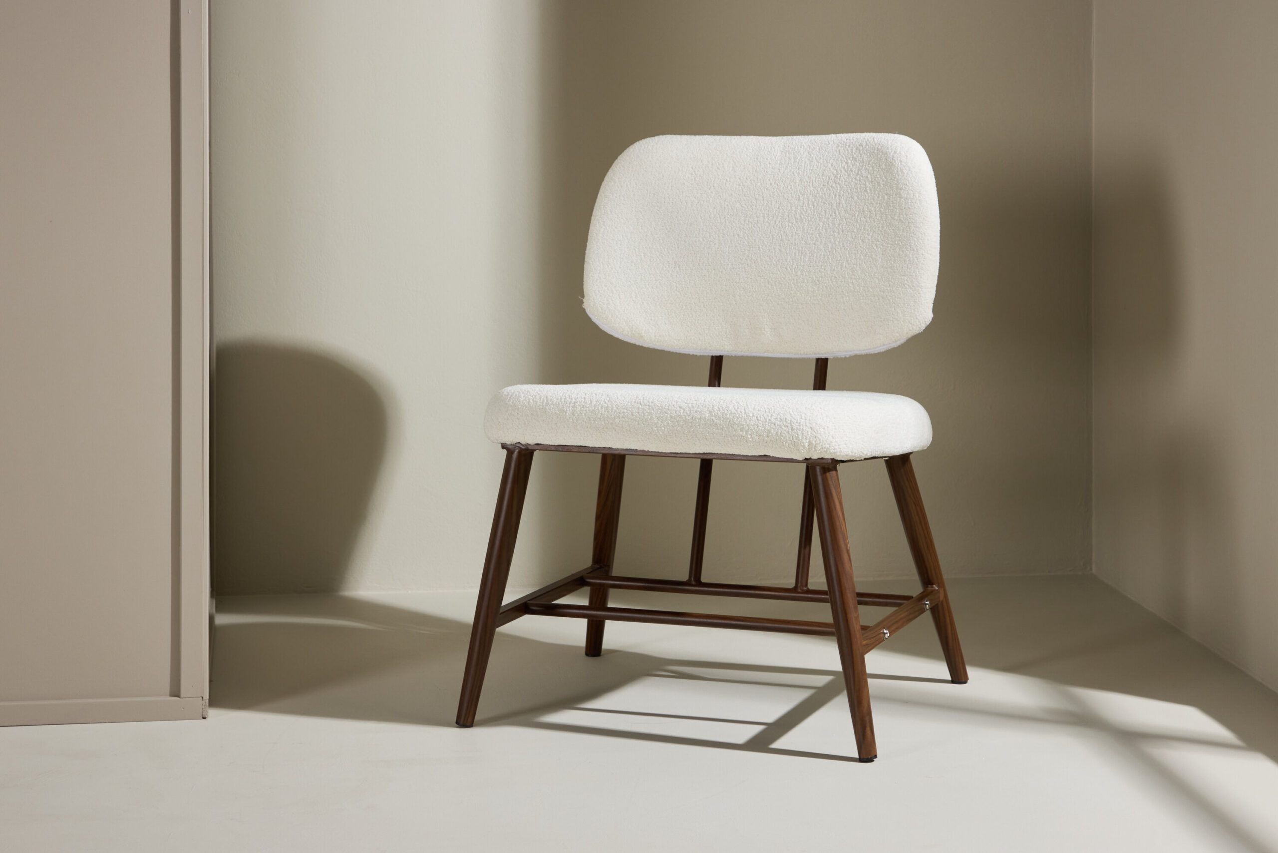 Fauteuil Midland – Tissu bouclé blanc et structure métal effet noyer