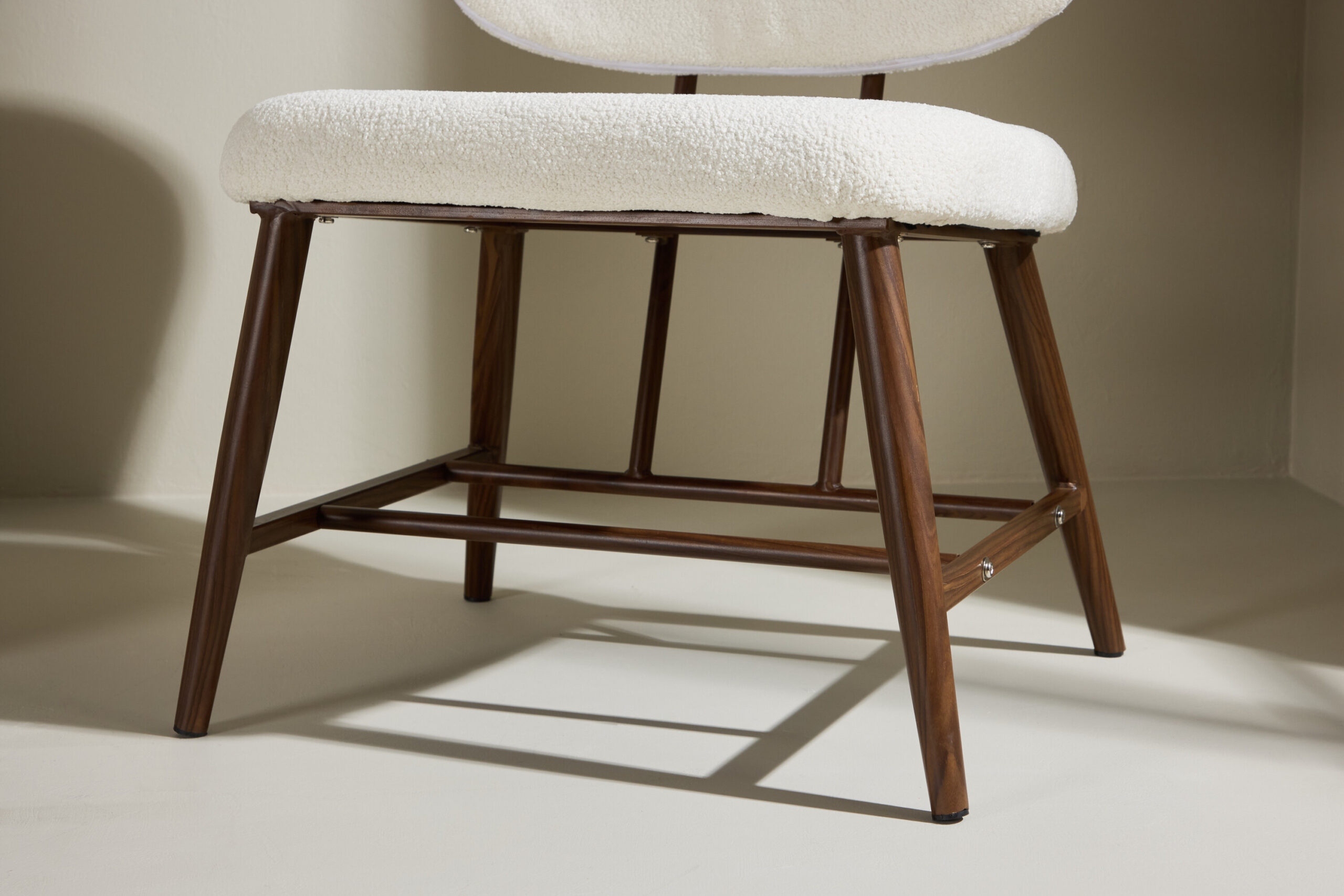 Fauteuil Midland – Tissu bouclé blanc et structure métal effet noyer – Image 2