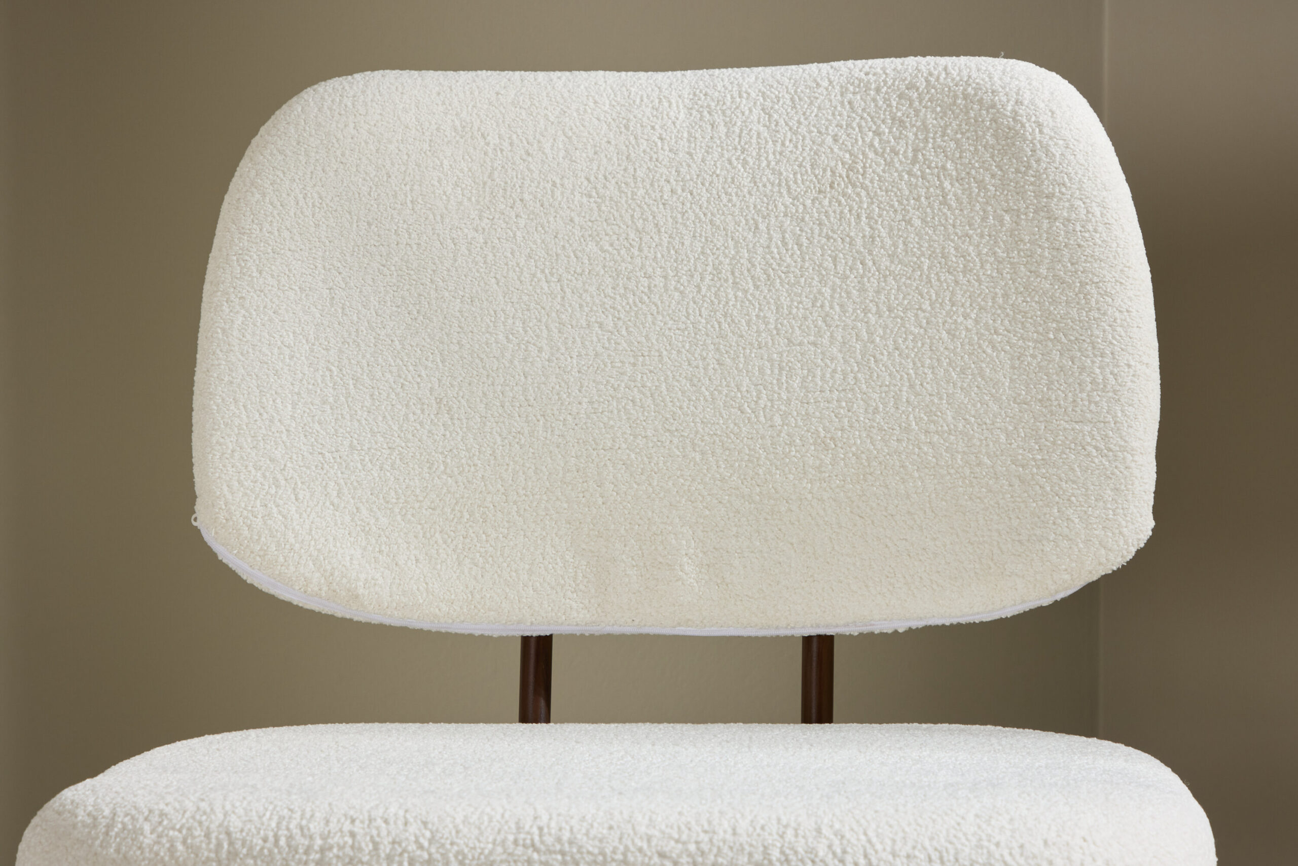 Fauteuil Midland – Tissu bouclé blanc et structure métal effet noyer – Image 3