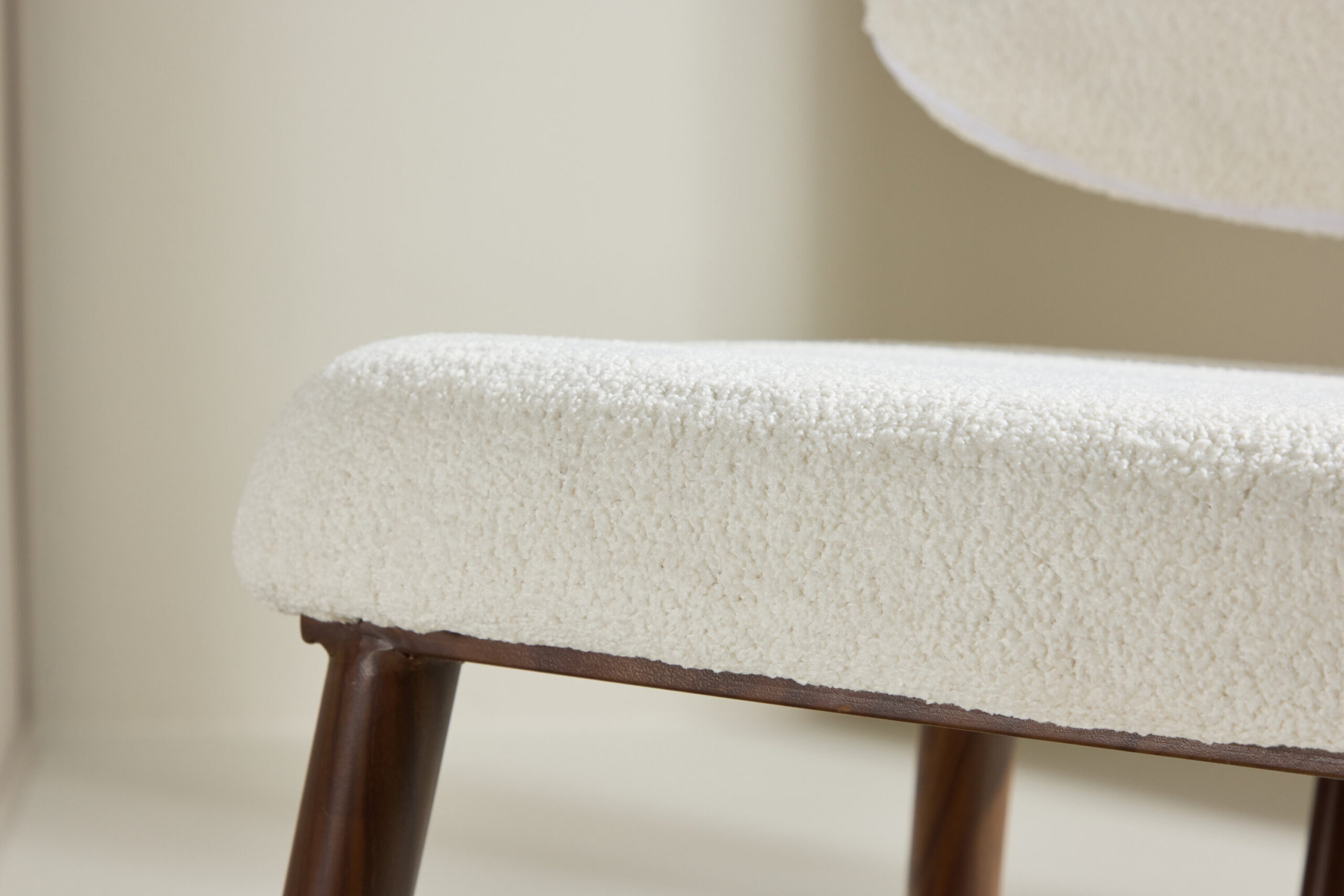 Fauteuil Midland – Tissu bouclé blanc et structure métal effet noyer – Image 4