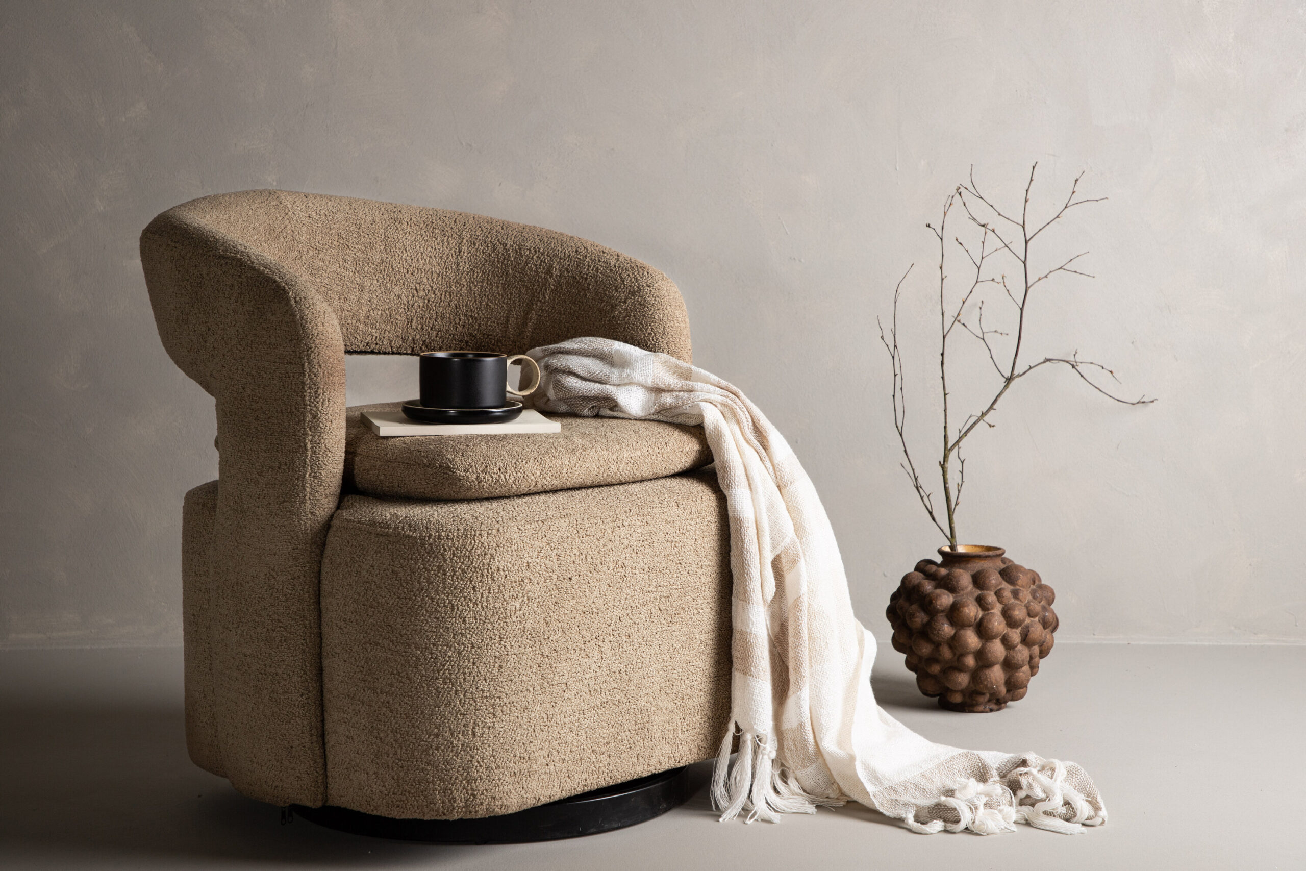 Fauteuil Laurel - Tissu bouclé marron et pieds noirs