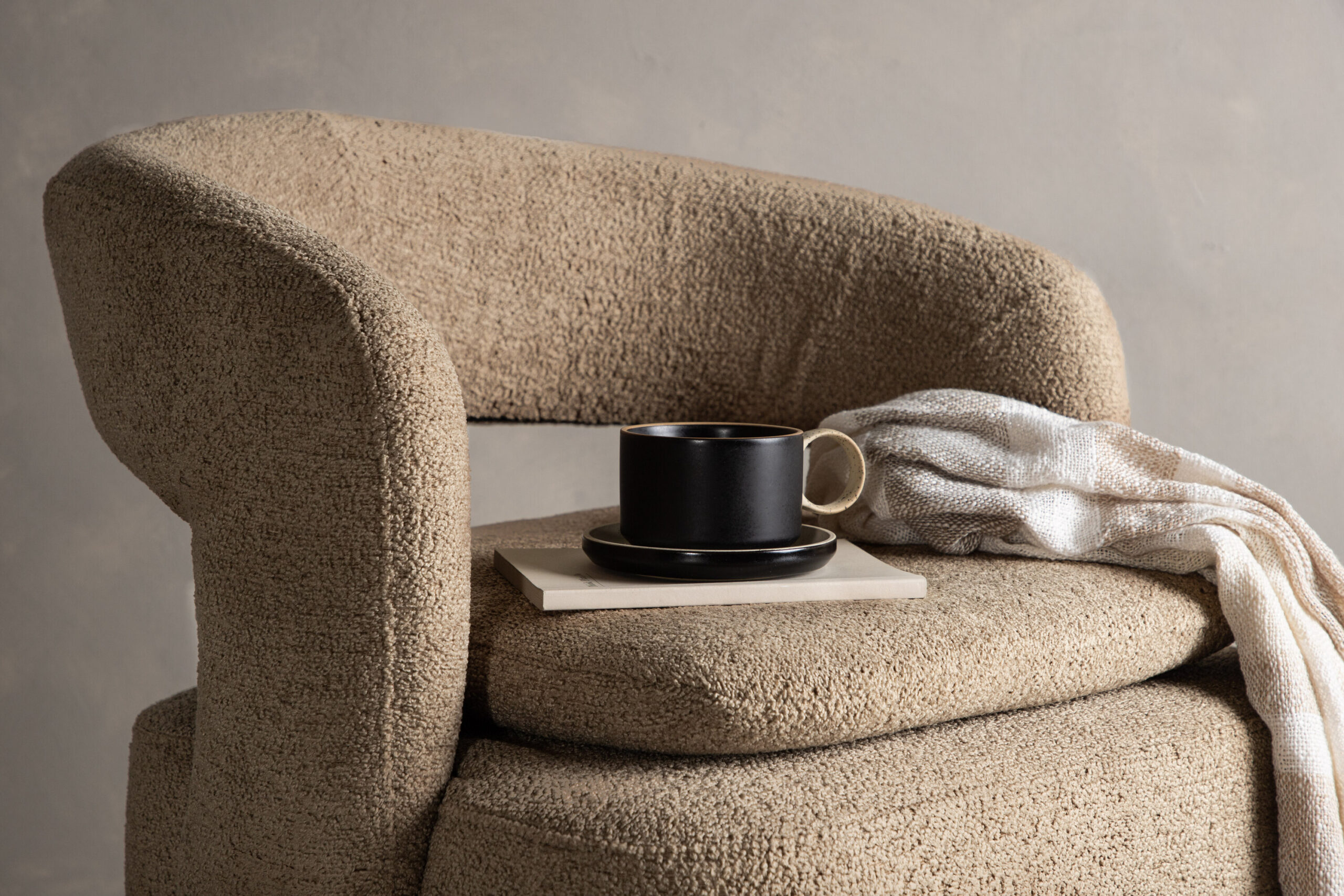 Fauteuil Laurel - Tissu bouclé marron et pieds noirs – Image 2