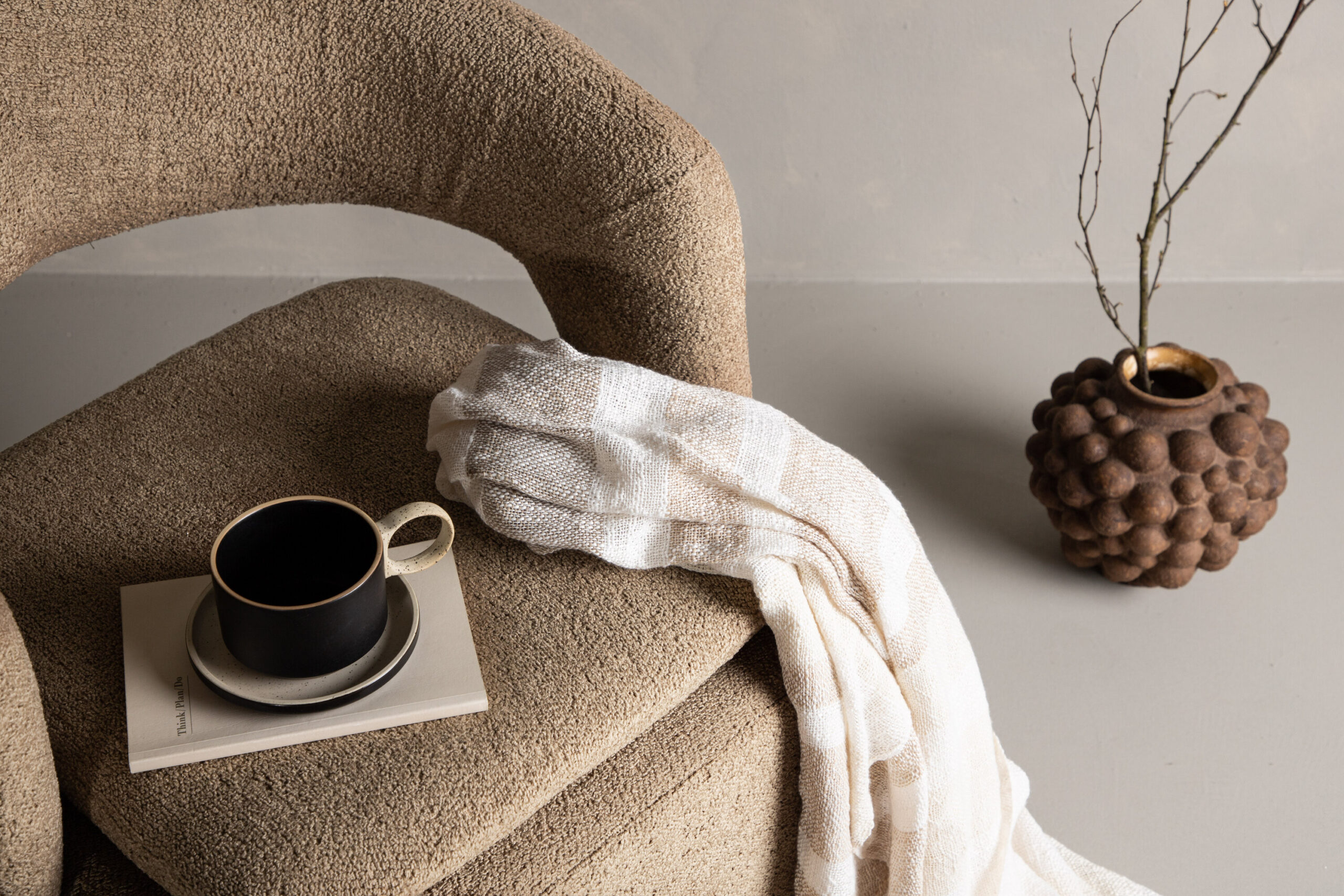 Fauteuil Laurel - Tissu bouclé marron et pieds noirs – Image 3