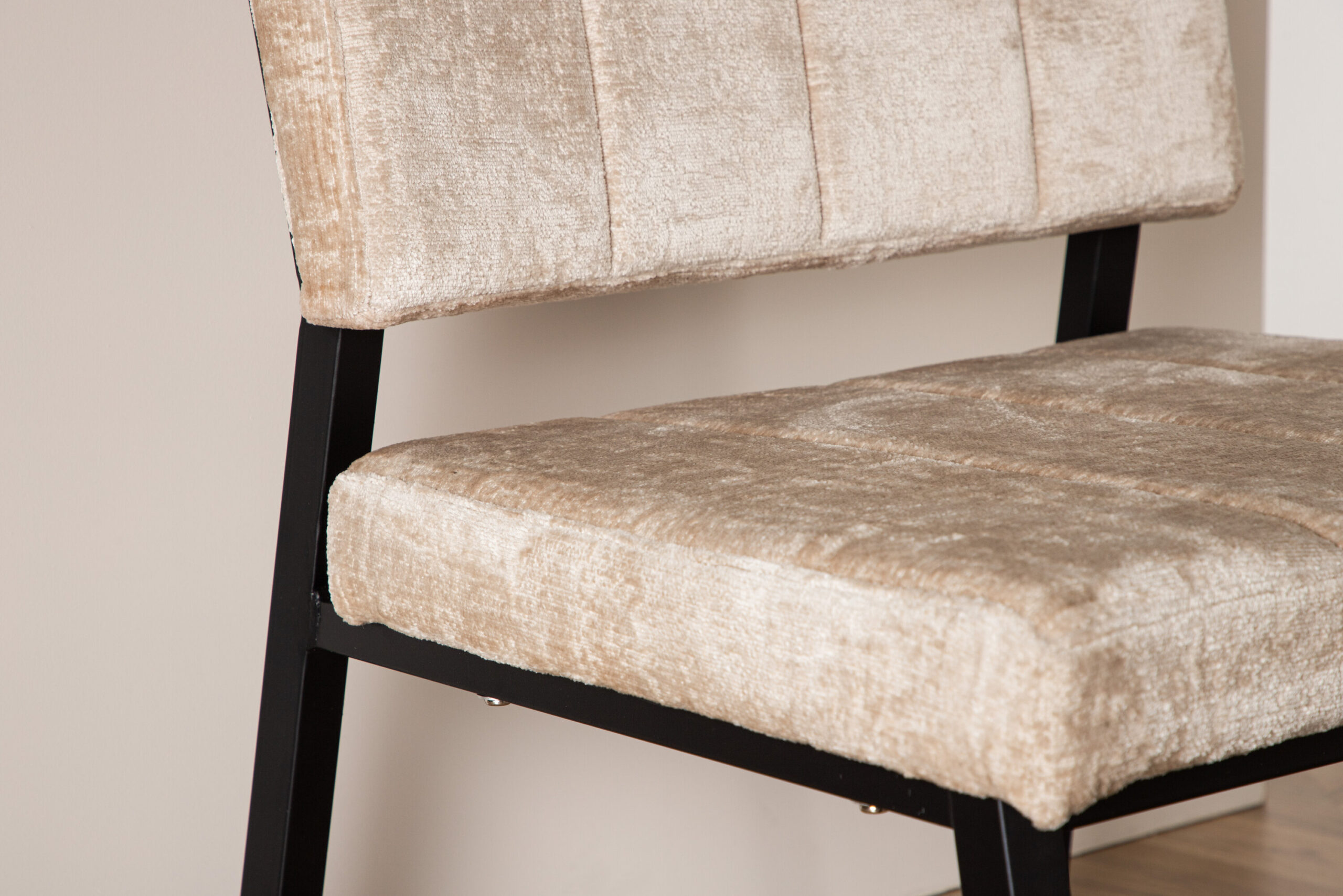 Lot de 2 Fauteuils Monett – Velours beige et structure noire – Image 2