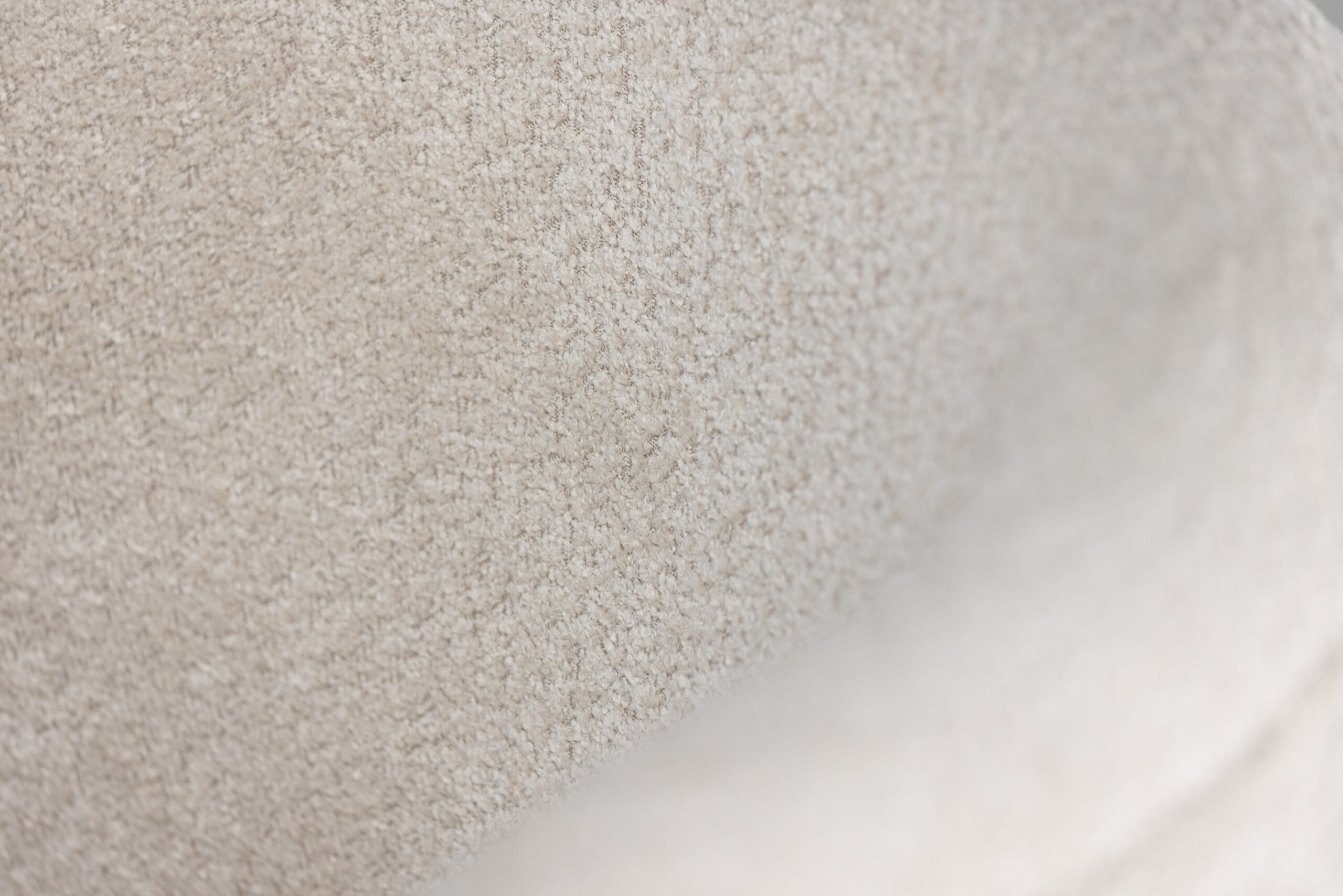 Fauteuil Hällsö - Tissu beige bouclé et pieds marrons – Image 2