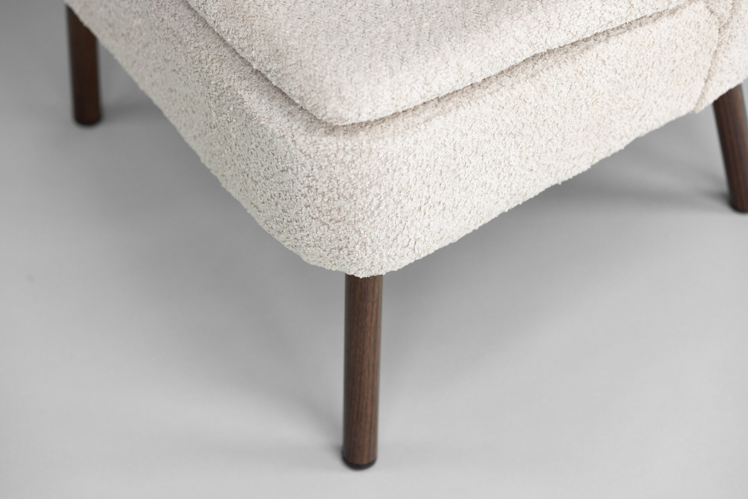 Fauteuil Hällsö - Tissu beige bouclé et pieds marrons – Image 3