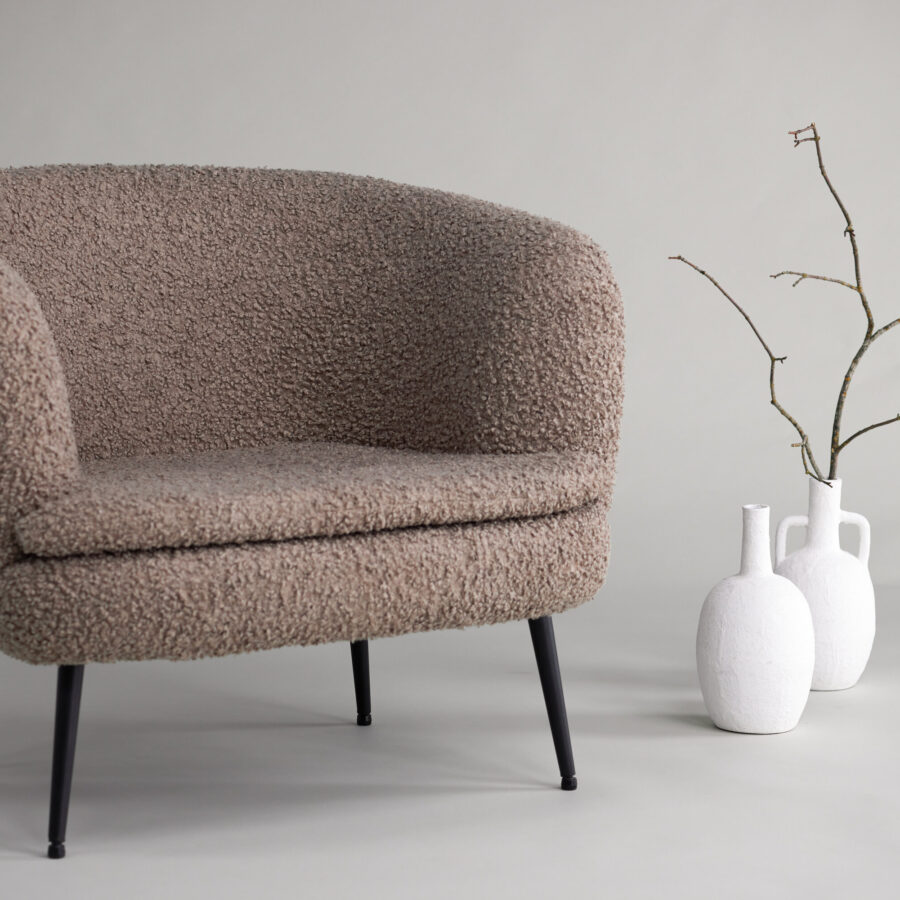 Fauteuil Nordkoster - Tissu bouclé beige foncé et pieds noirs