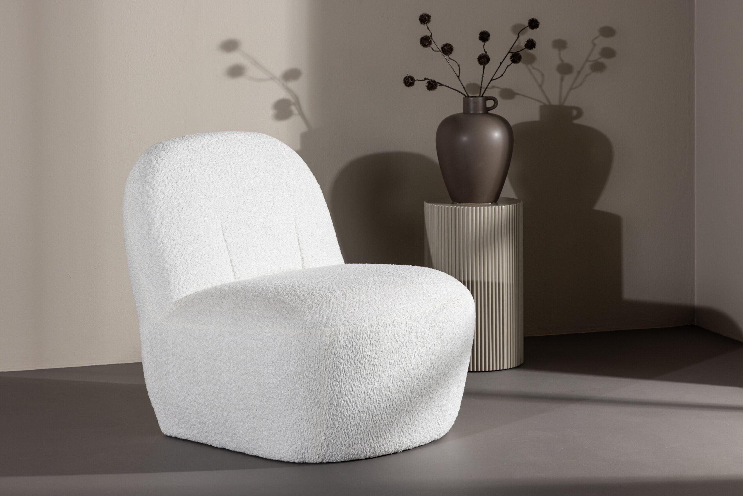Fauteuil lounge Mahla – Tissu bouclé blanc