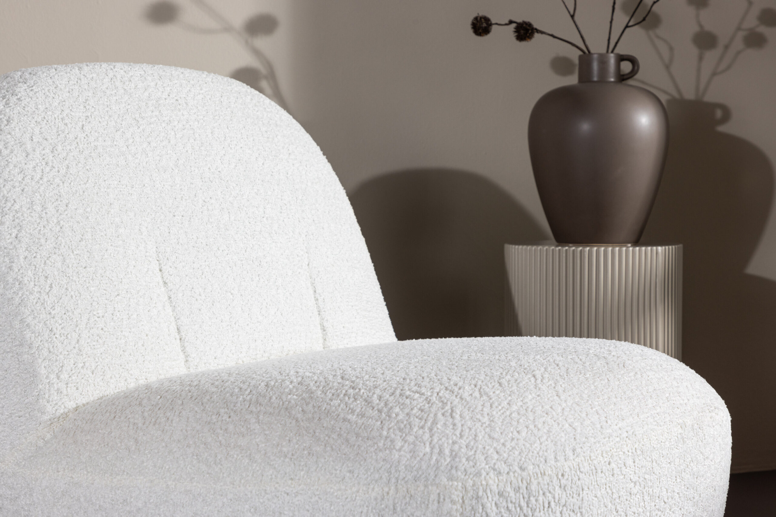 Fauteuil lounge Mahla – Tissu bouclé blanc – Image 2