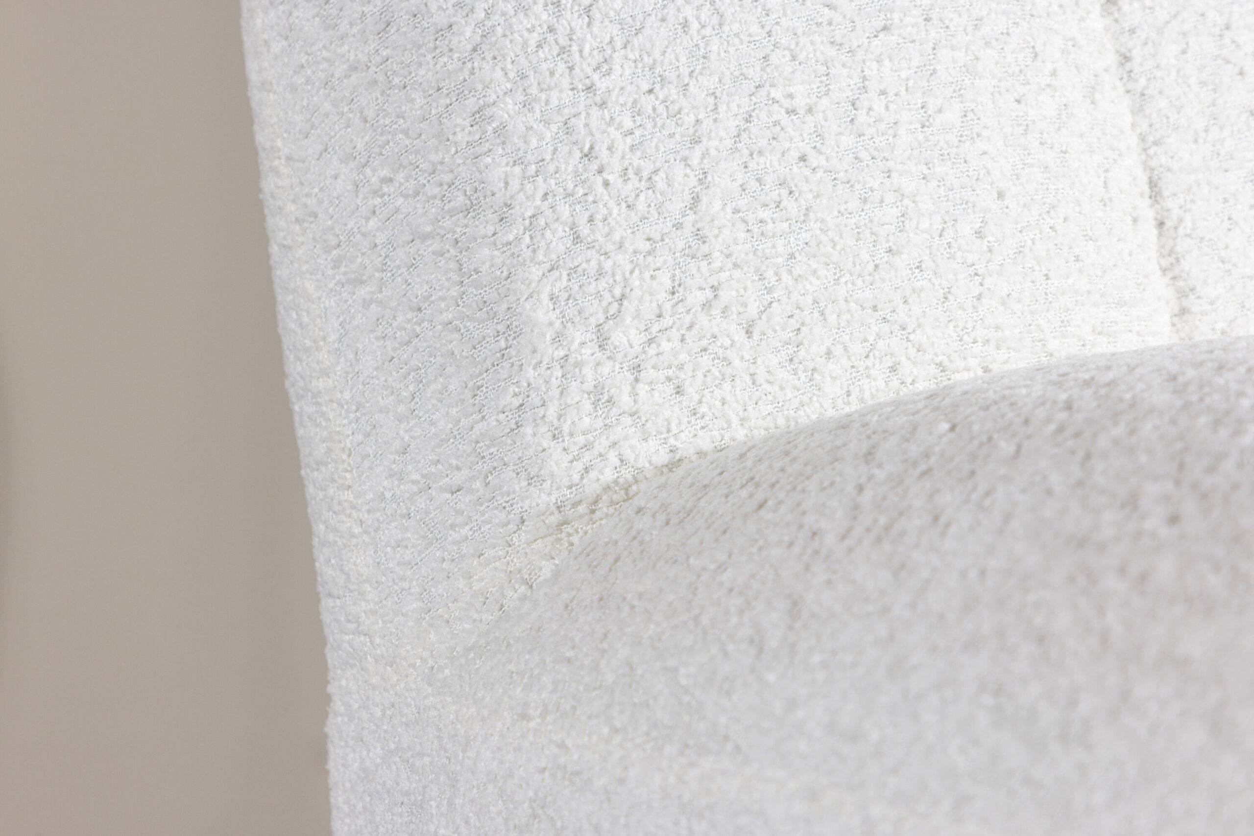 Fauteuil lounge Mahla – Tissu bouclé blanc – Image 3