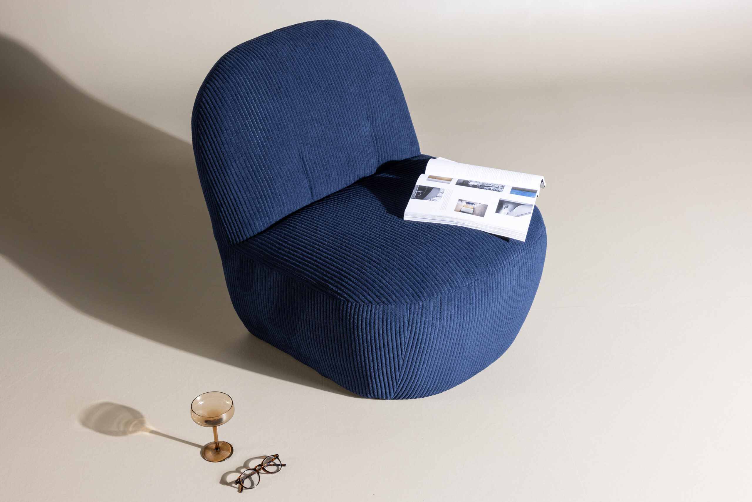 Fauteuil lounge Mahla – Tissu bleu marine