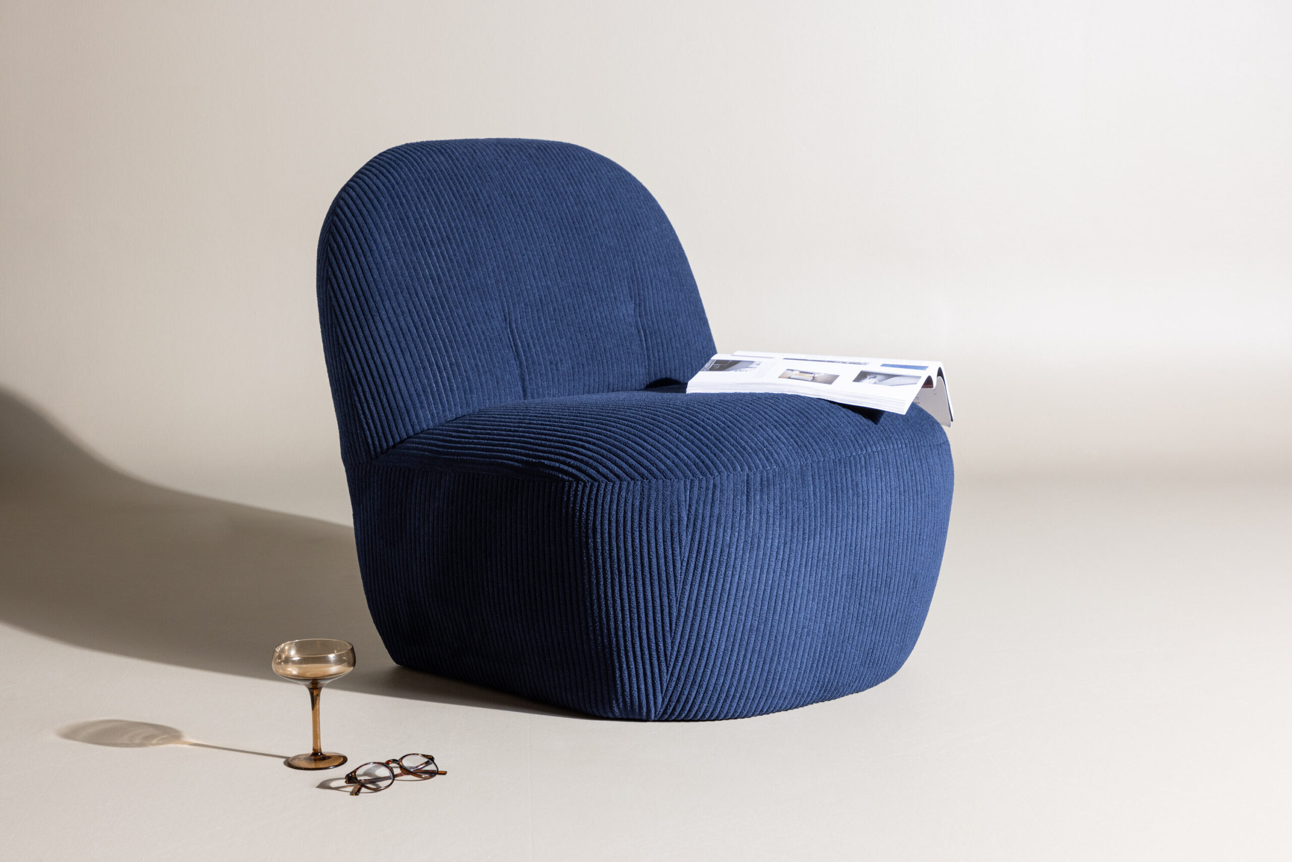 Fauteuil lounge Mahla – Tissu bleu marine – Image 2
