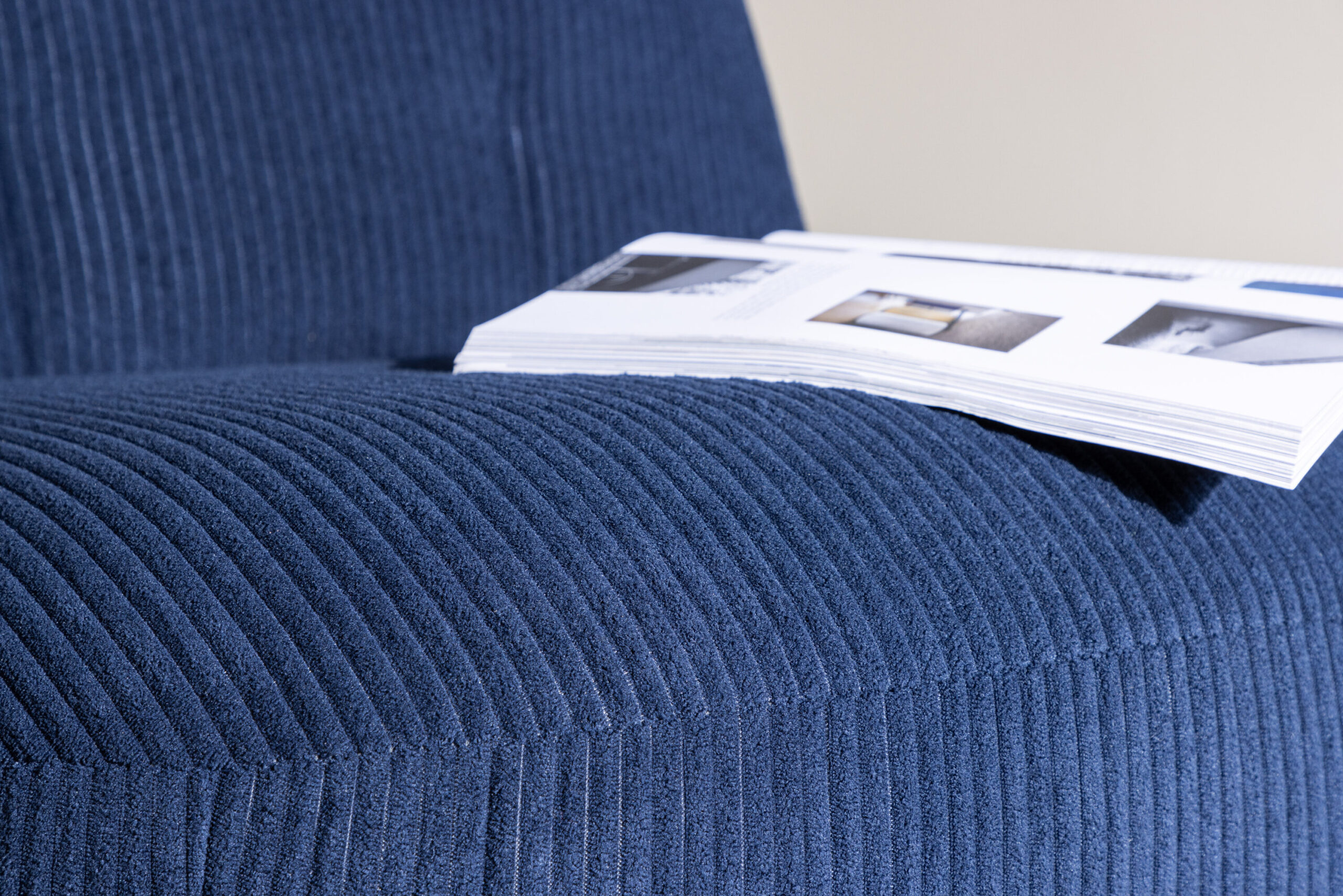 Fauteuil lounge Mahla – Tissu bleu marine – Image 3