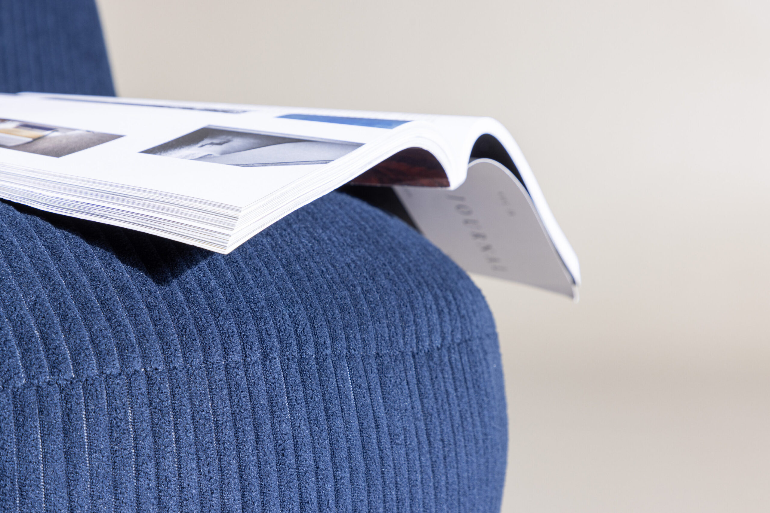 Fauteuil lounge Mahla – Tissu bleu marine – Image 4