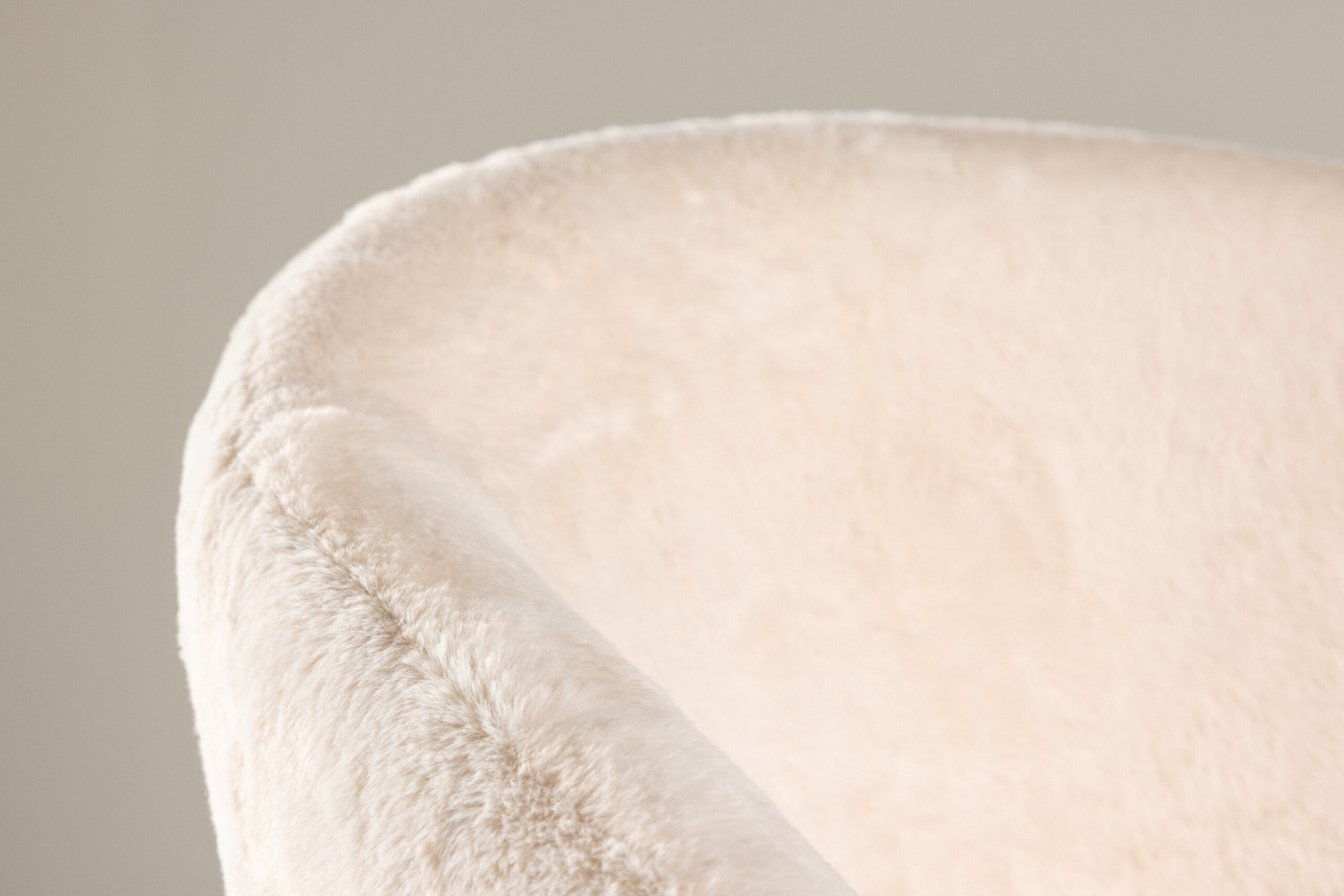 Fauteuil Wanda - Fausse fourrure beige – Image 3