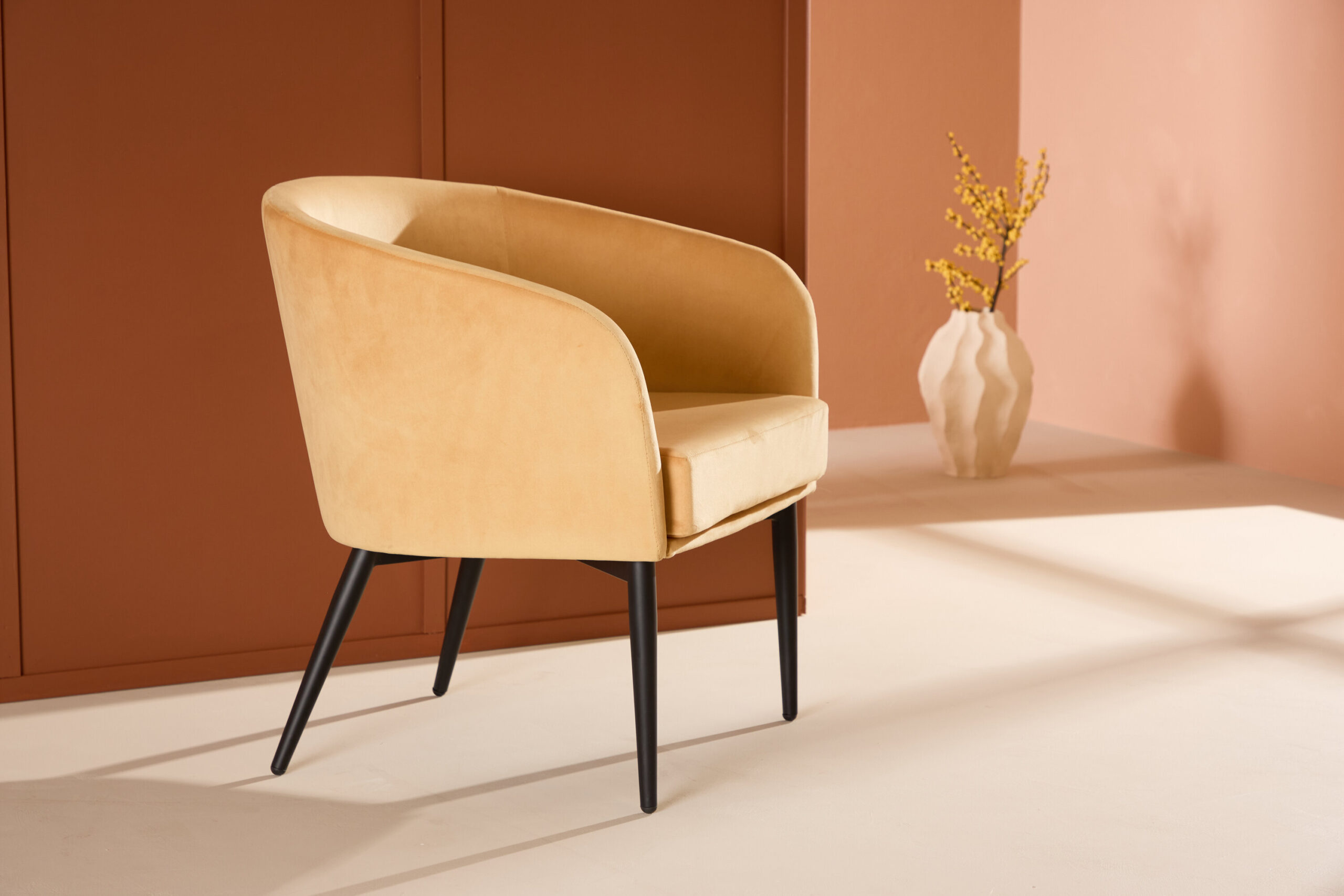 Fauteuil Fluffy - Velours jaune et pieds noirs