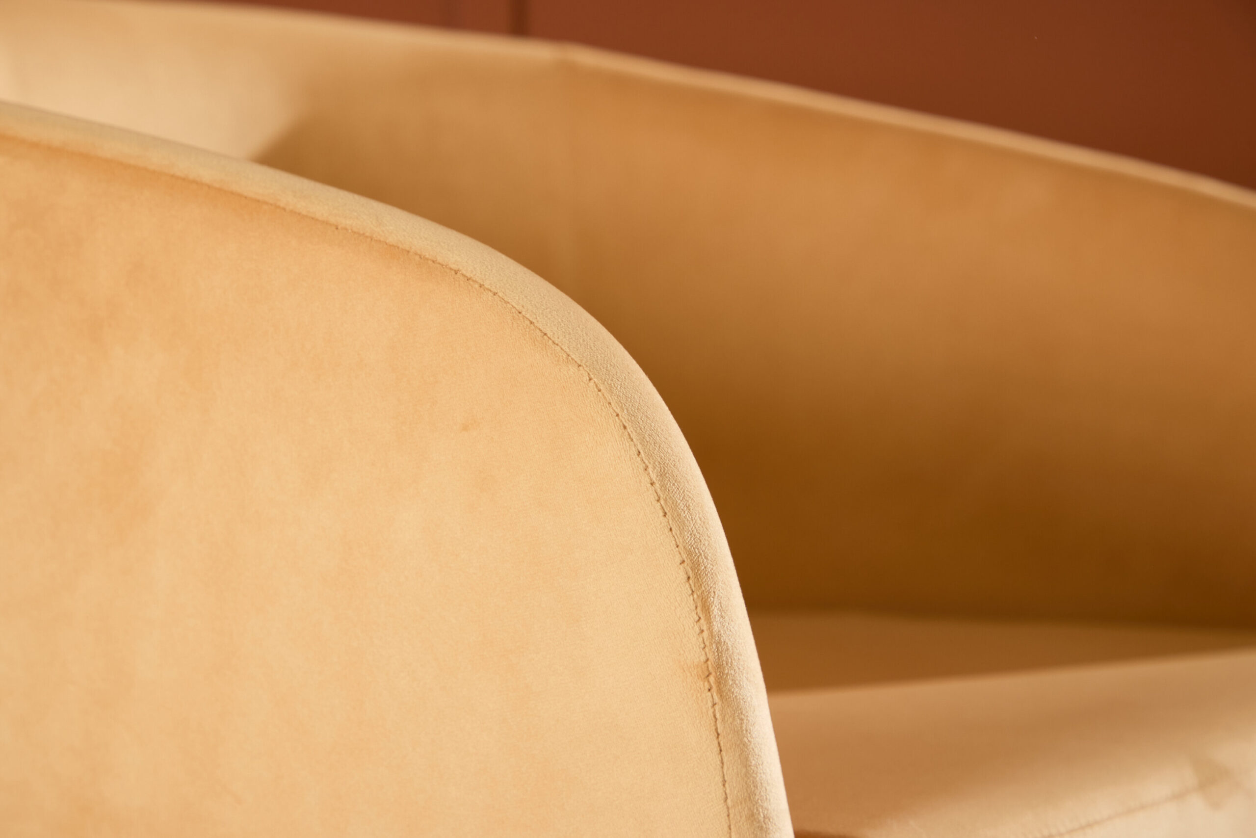 Fauteuil Fluffy - Velours jaune et pieds noirs – Image 2