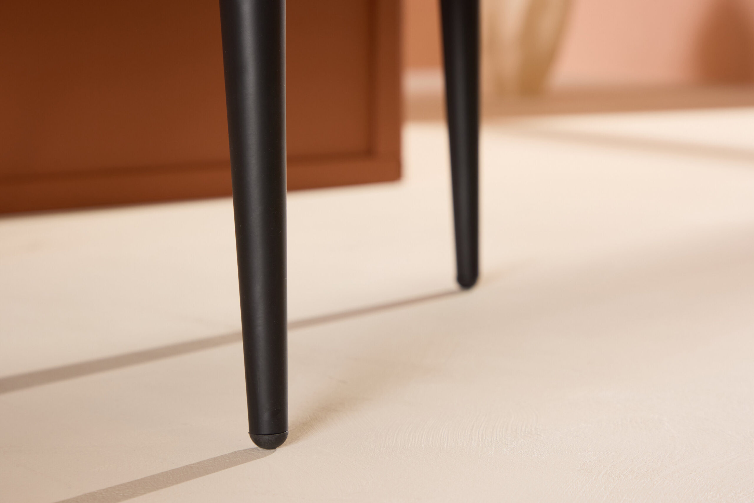 Fauteuil Fluffy - Velours jaune et pieds noirs – Image 3