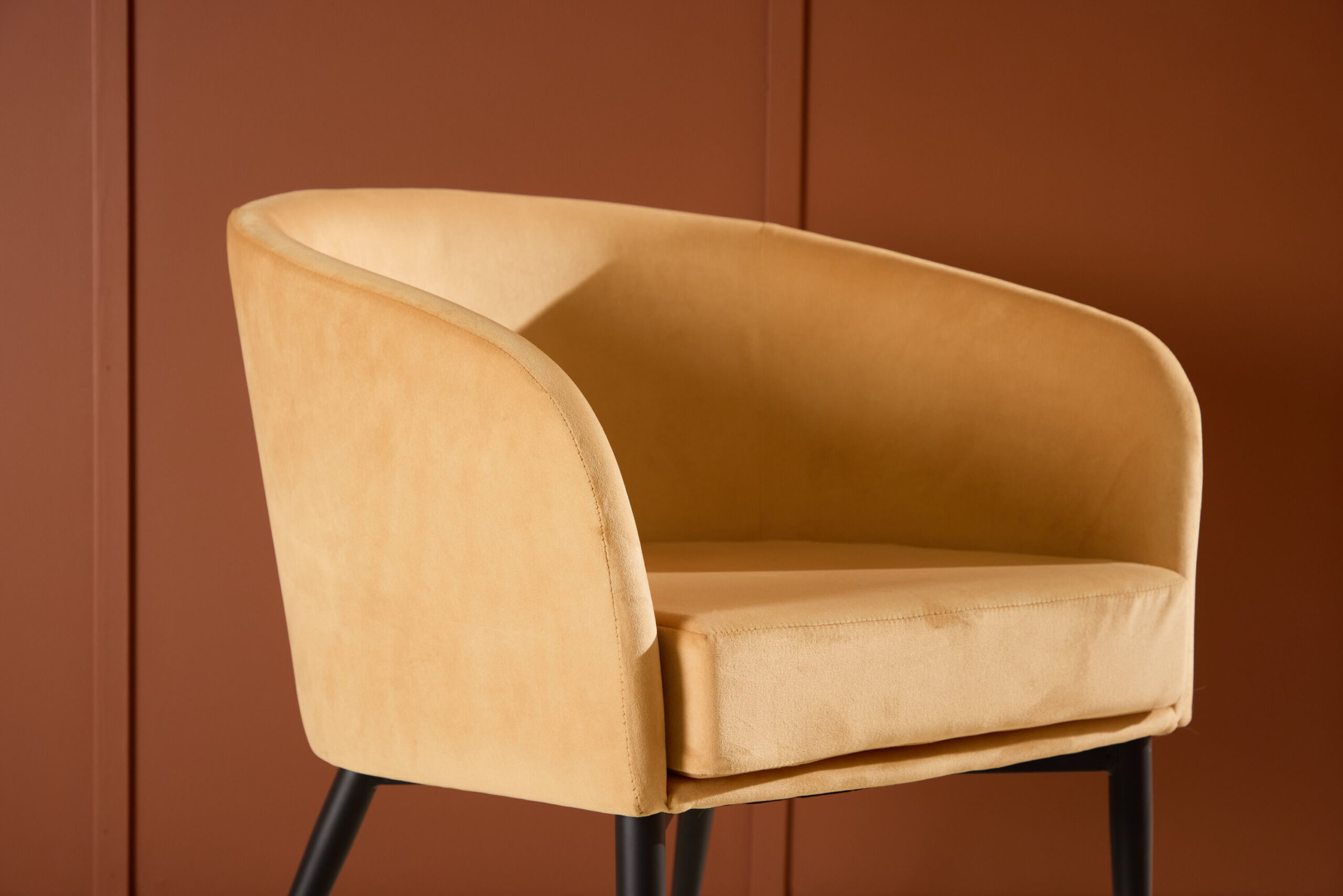 Fauteuil Fluffy - Velours jaune et pieds noirs – Image 4