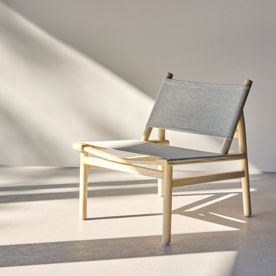 Fauteuil lounge Millo – Bois naturel et tissu gris