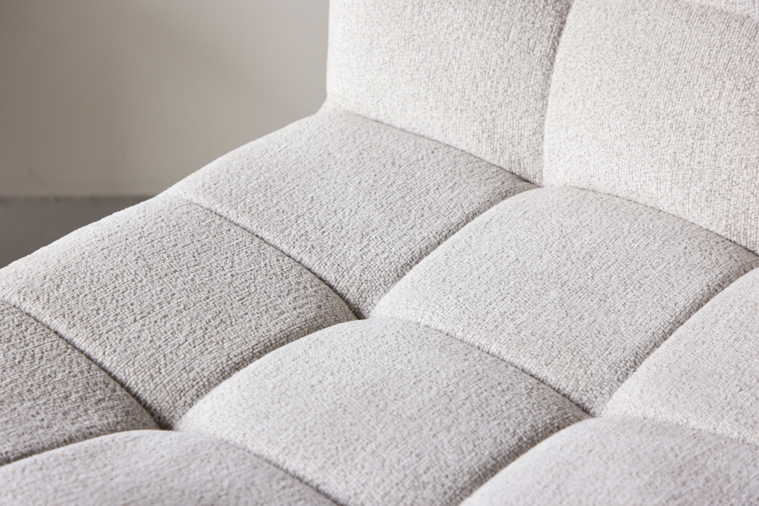 Fauteuil Malou en tissu beige - Cadre métal design – Image 3