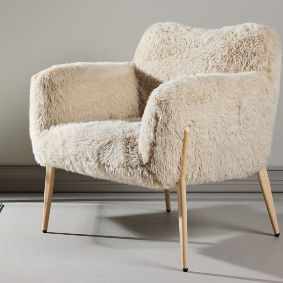 Fauteuil Zenzi en fausse fourrure beige - Pieds métal effet bois