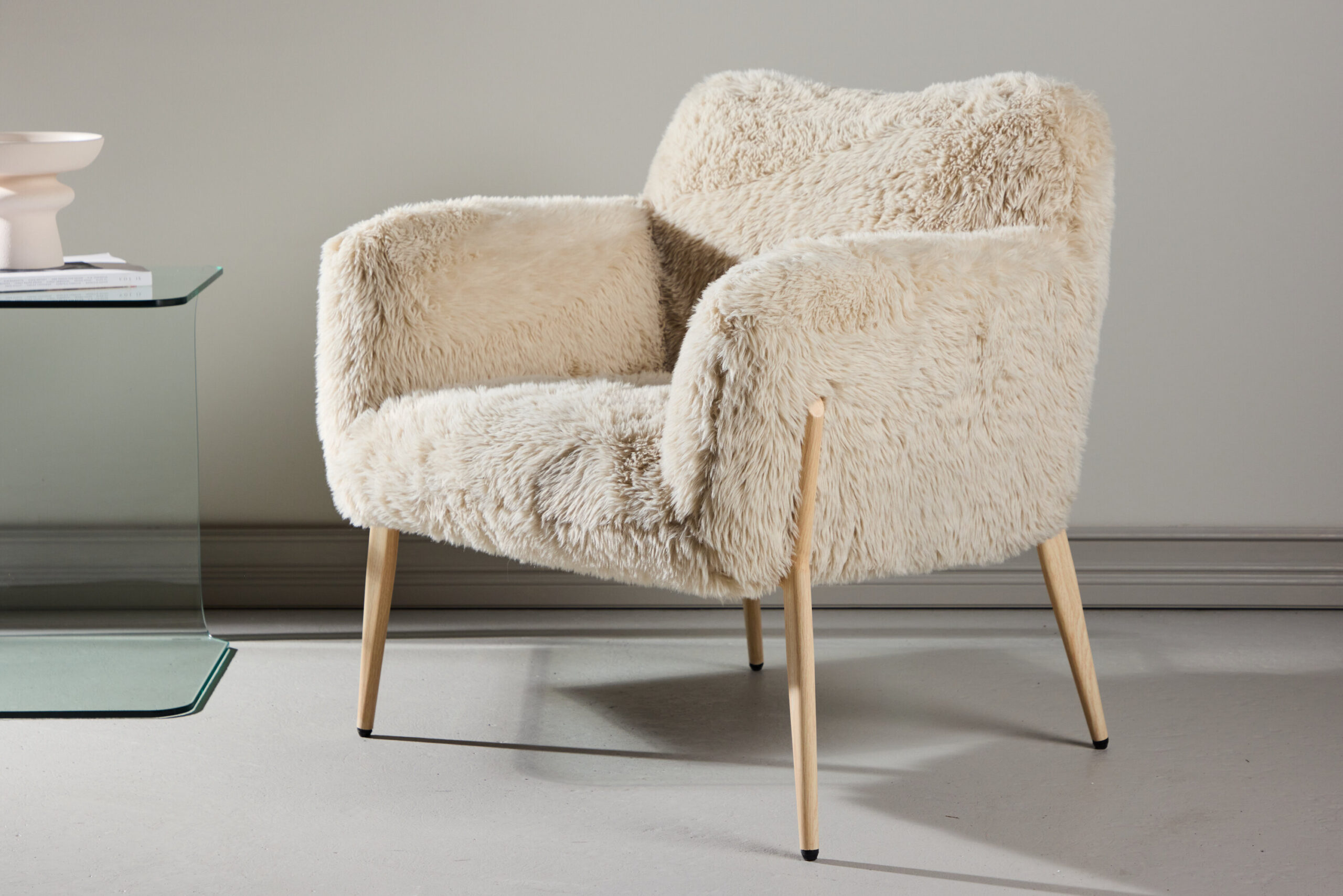 Fauteuil Zenzi en fausse fourrure beige - Pieds métal effet bois