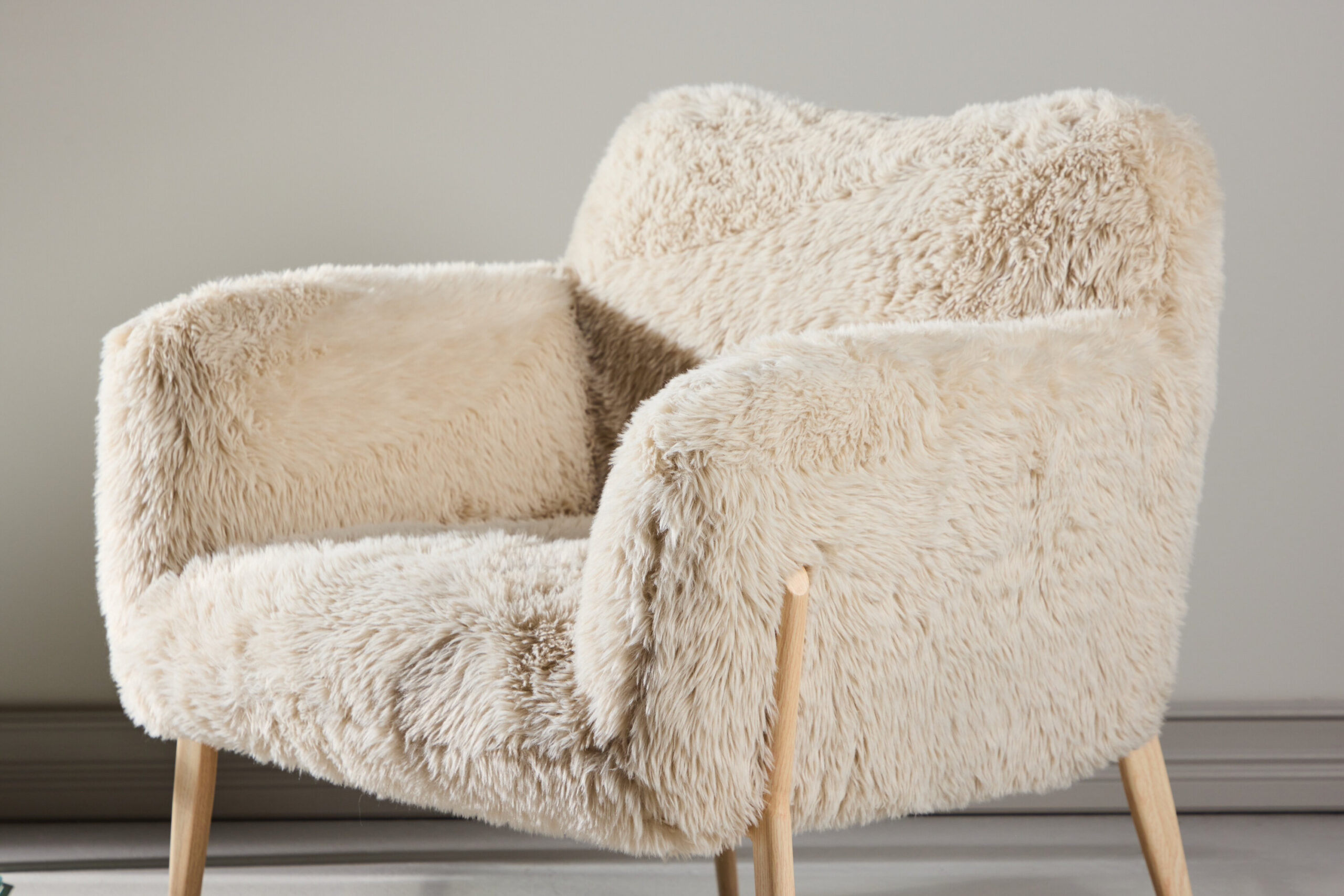 Fauteuil Zenzi en fausse fourrure beige - Pieds métal effet bois – Image 2