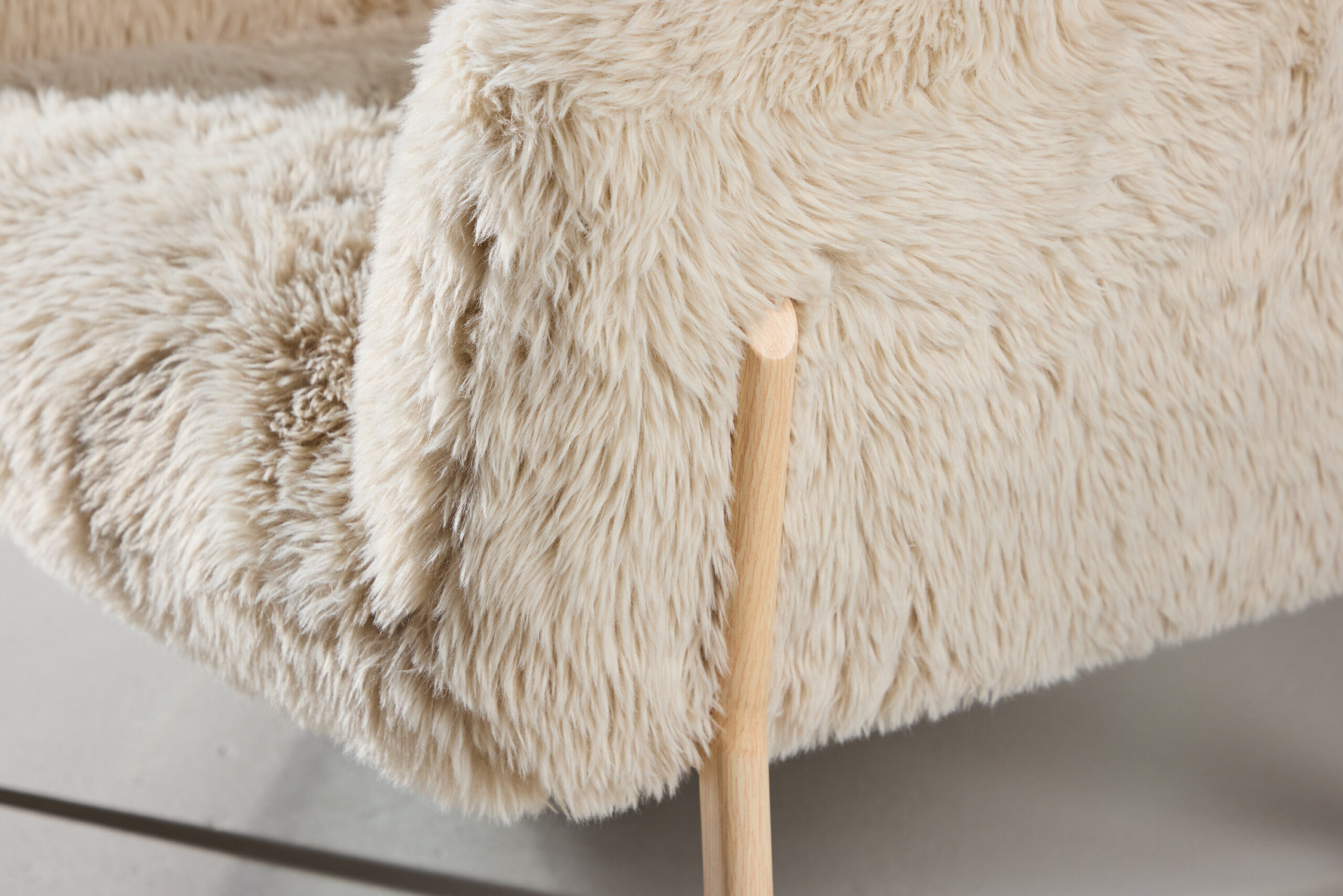 Fauteuil Zenzi en fausse fourrure beige - Pieds métal effet bois – Image 3