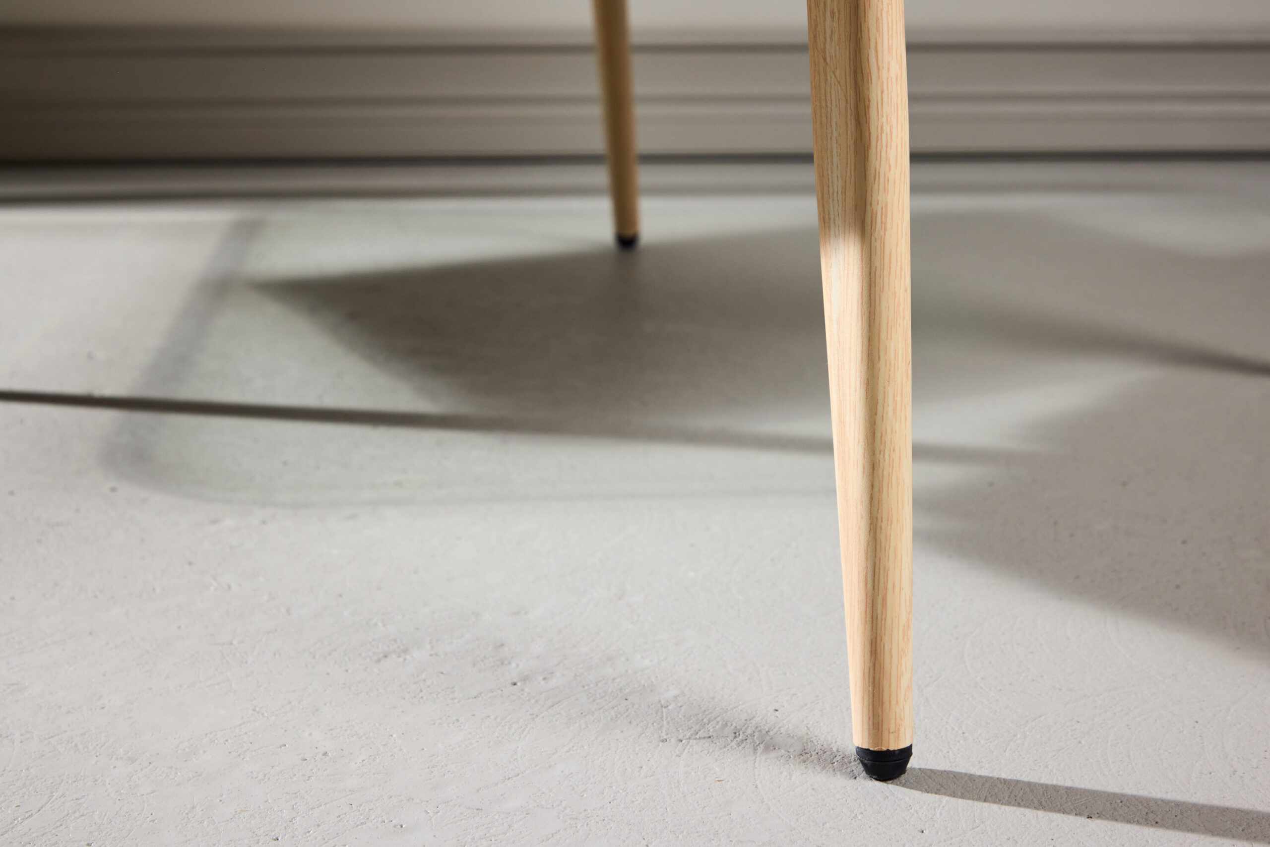 Fauteuil Zenzi en fausse fourrure beige - Pieds métal effet bois – Image 4