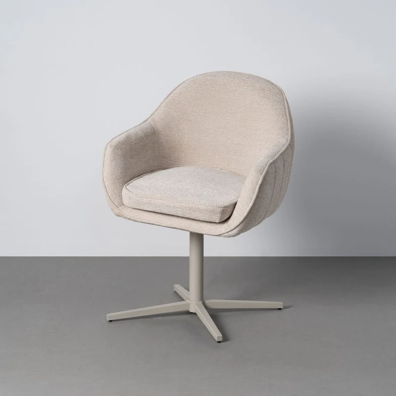 Chaise pivotante beige sur fond gris, vue de face