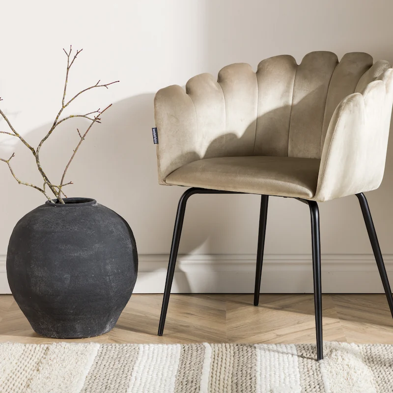 Chaise velours beige sur fond blanc, vue de face