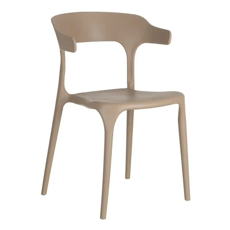 Chaise en polypropylène beige sur fond blanc, vue de trois quarts