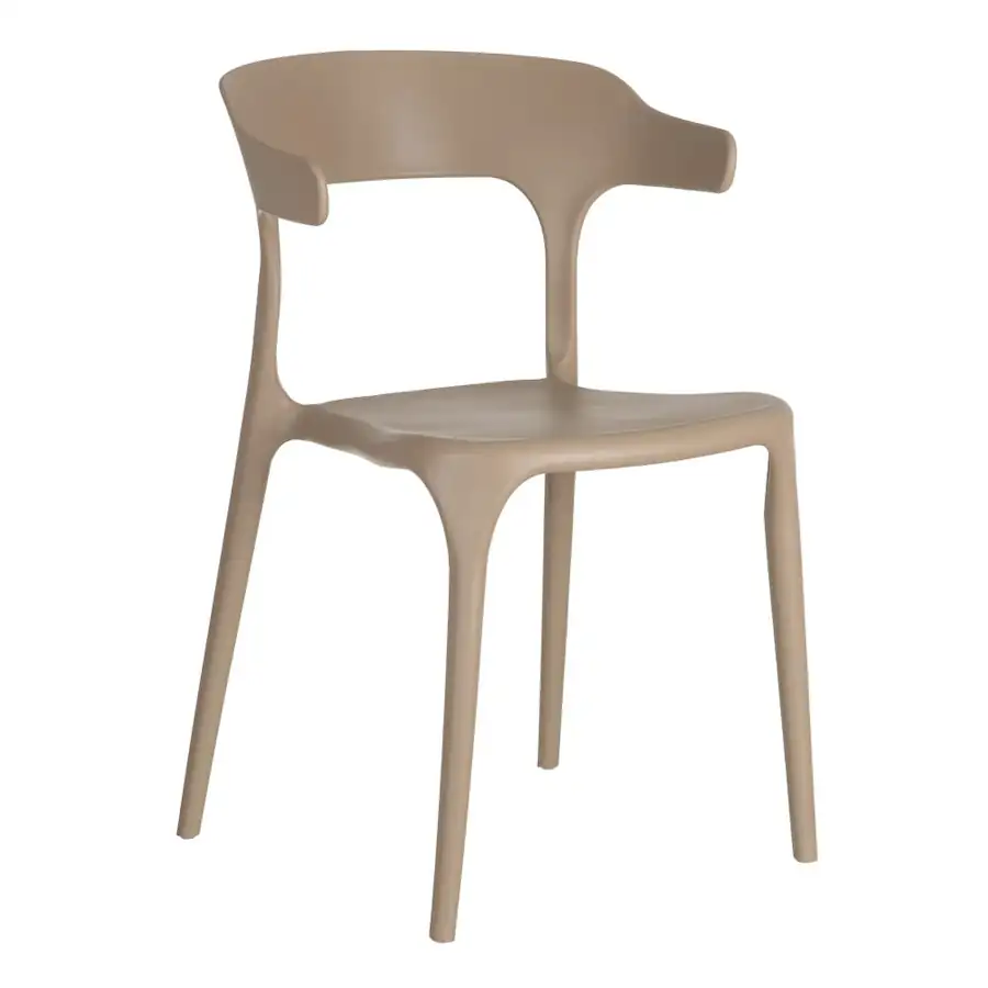 Chaise en polypropylène beige sur fond blanc, vue de trois quarts
