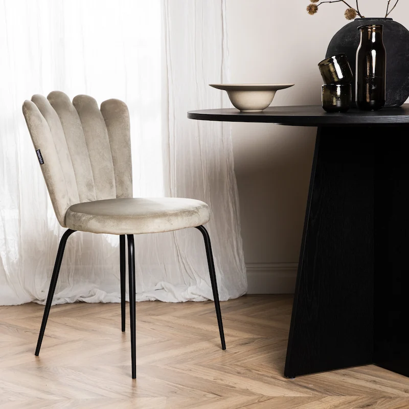 Deux chaises velours beige vues de trois quarts